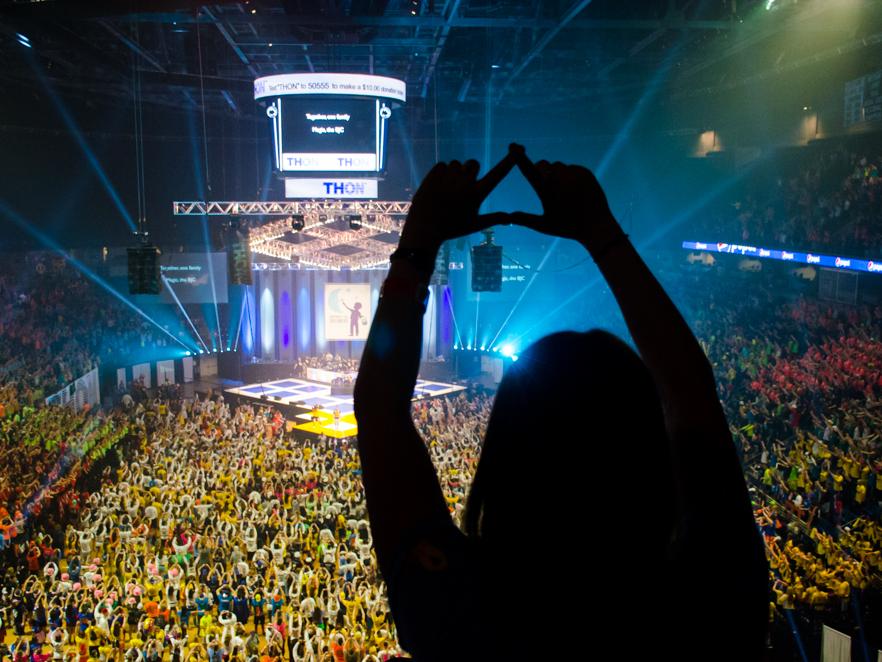 A student holds up the diamond sign at THON 