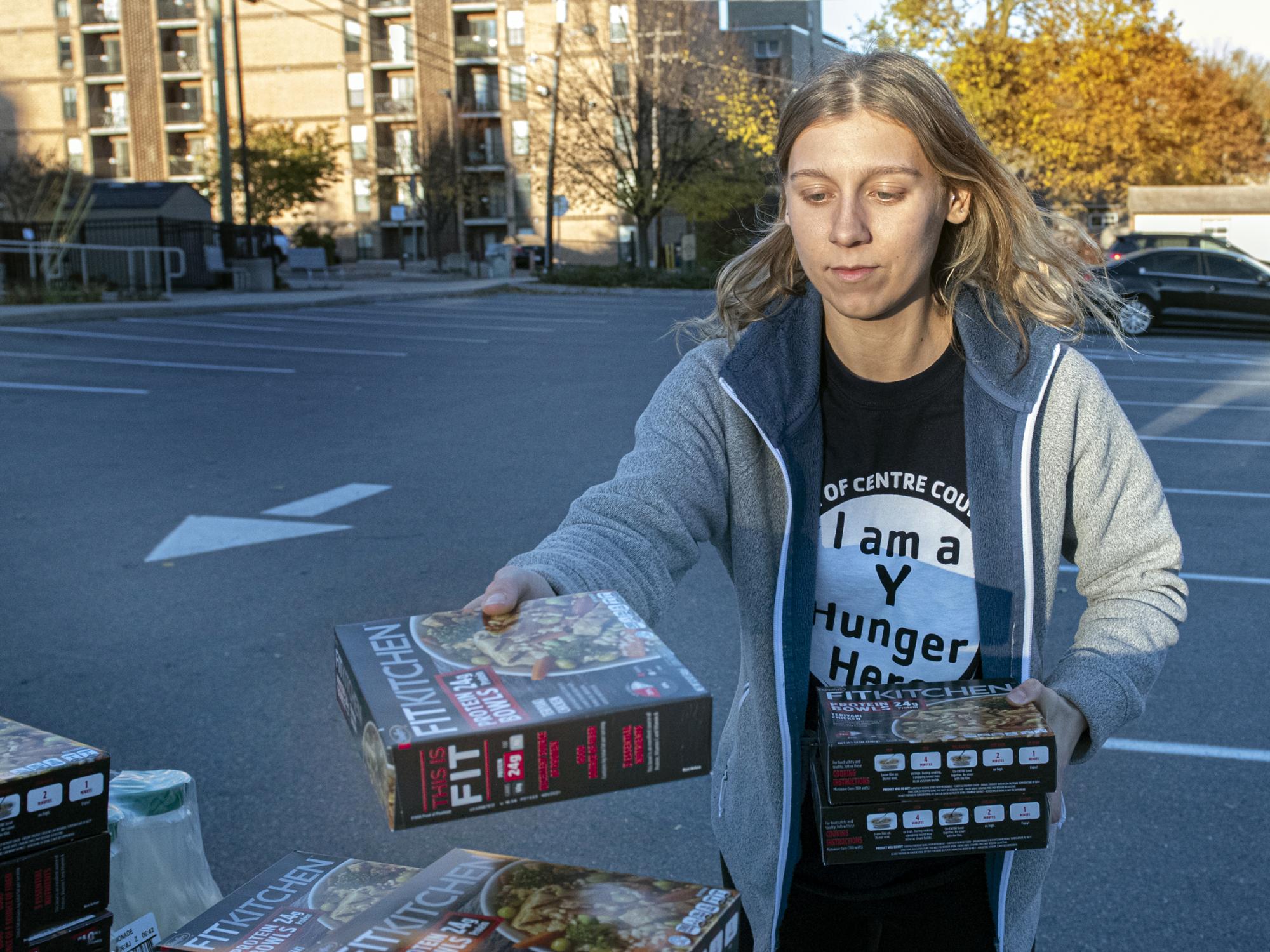stacking food at student anti hunger event