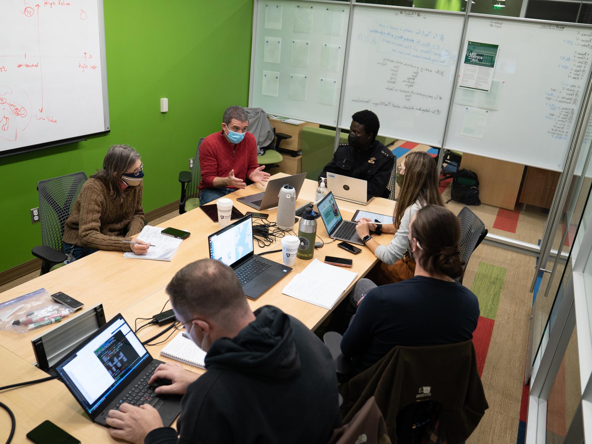 David Hughes of PlantVillage talking to Edward Amoah and others