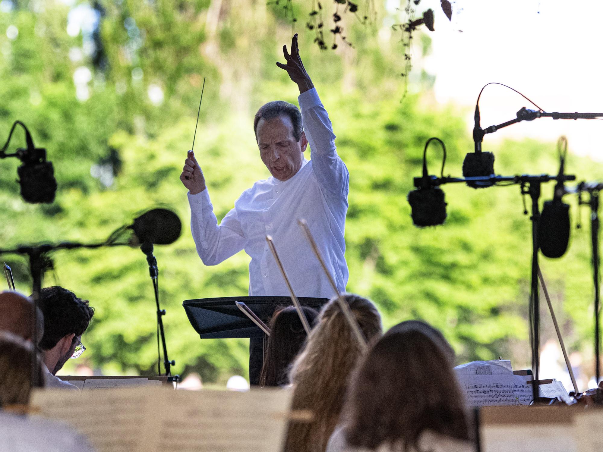 Maestro Gerardo Edelstein conducting