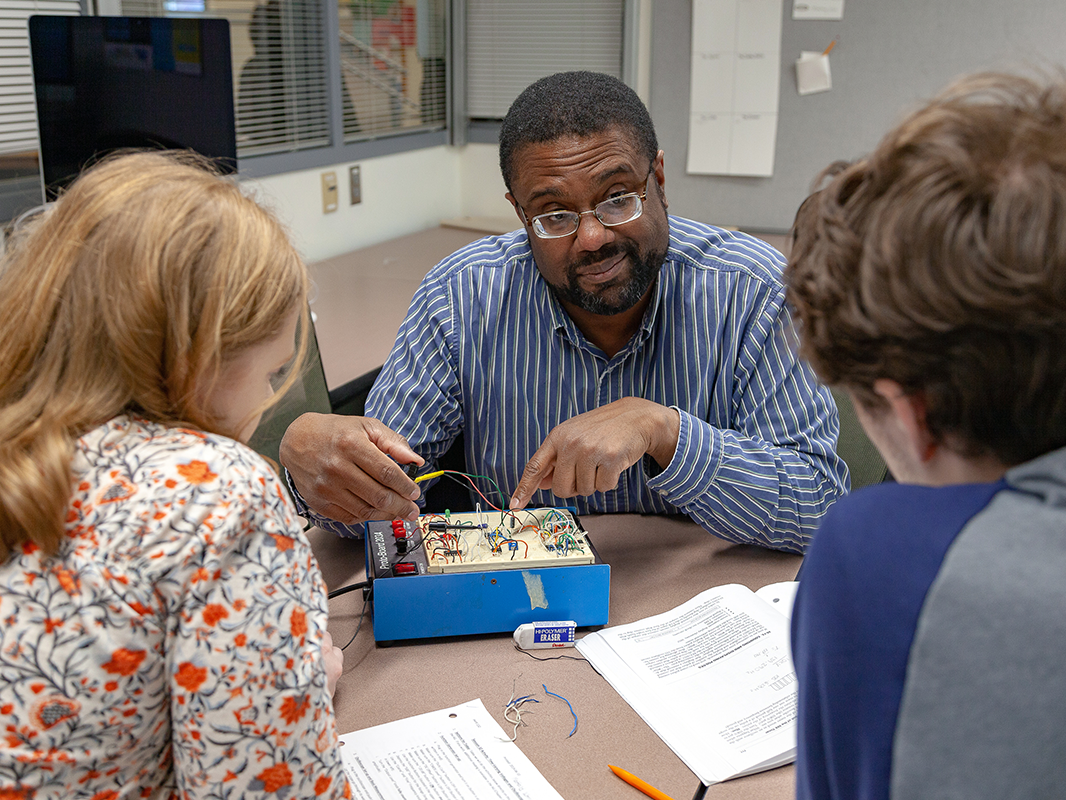 Windsor “Tony” Morgan instructs students in an undergraduate physics lab at Dickinson College.