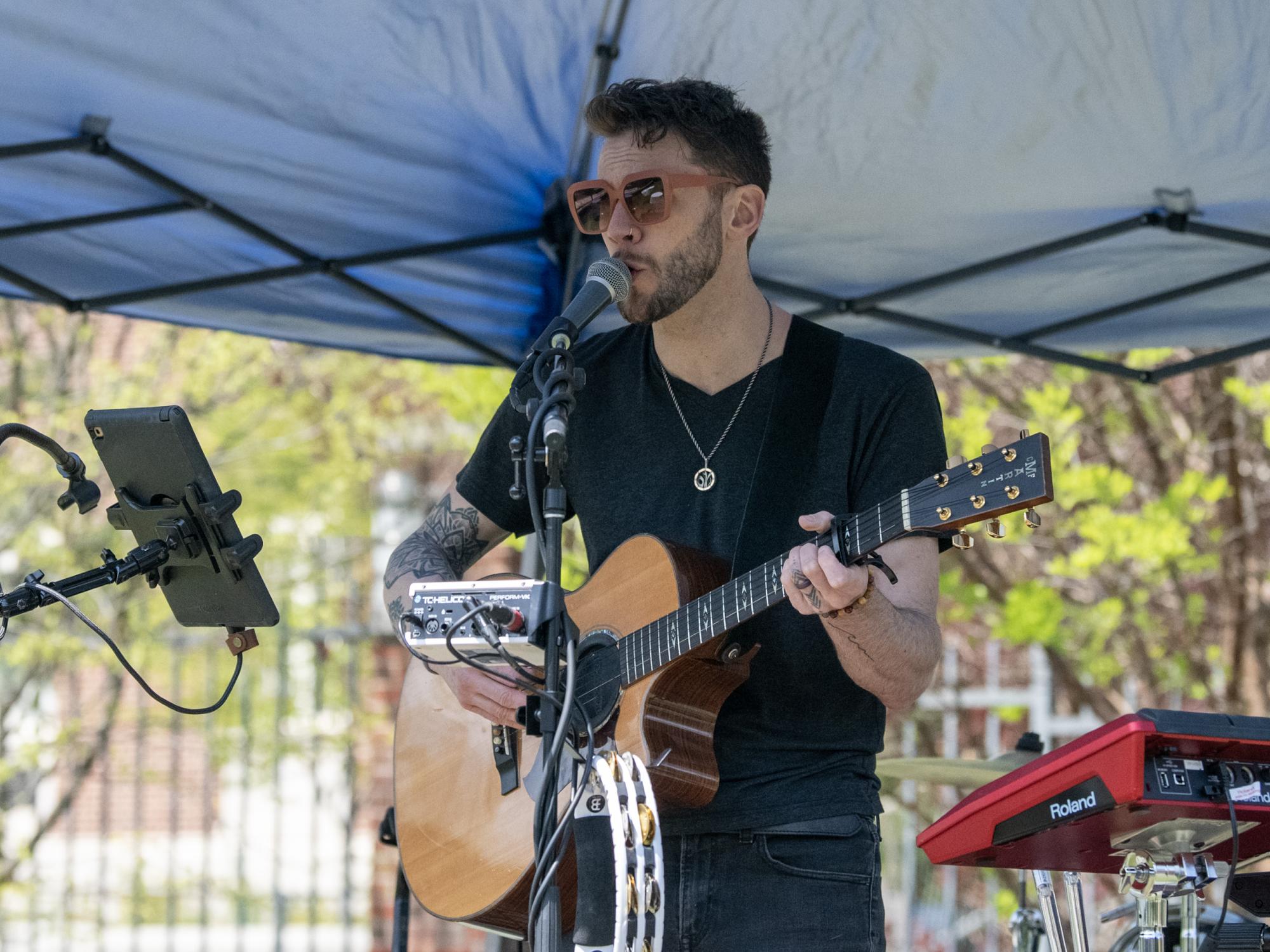 Jason Olcesa performing