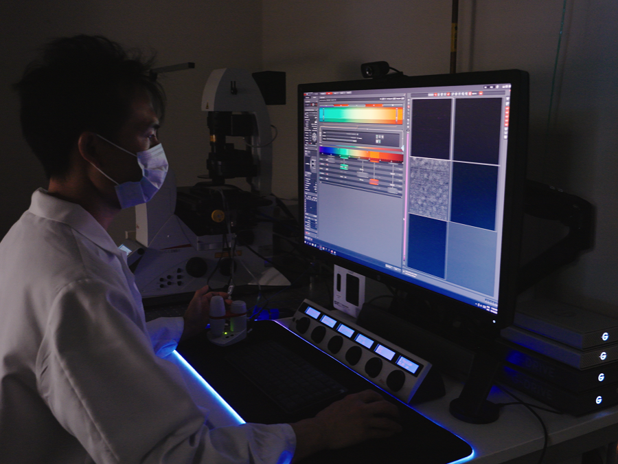 Jiaxing Chen performs a live cell imaging experiment to study cell behavior using confocal microscopy.
