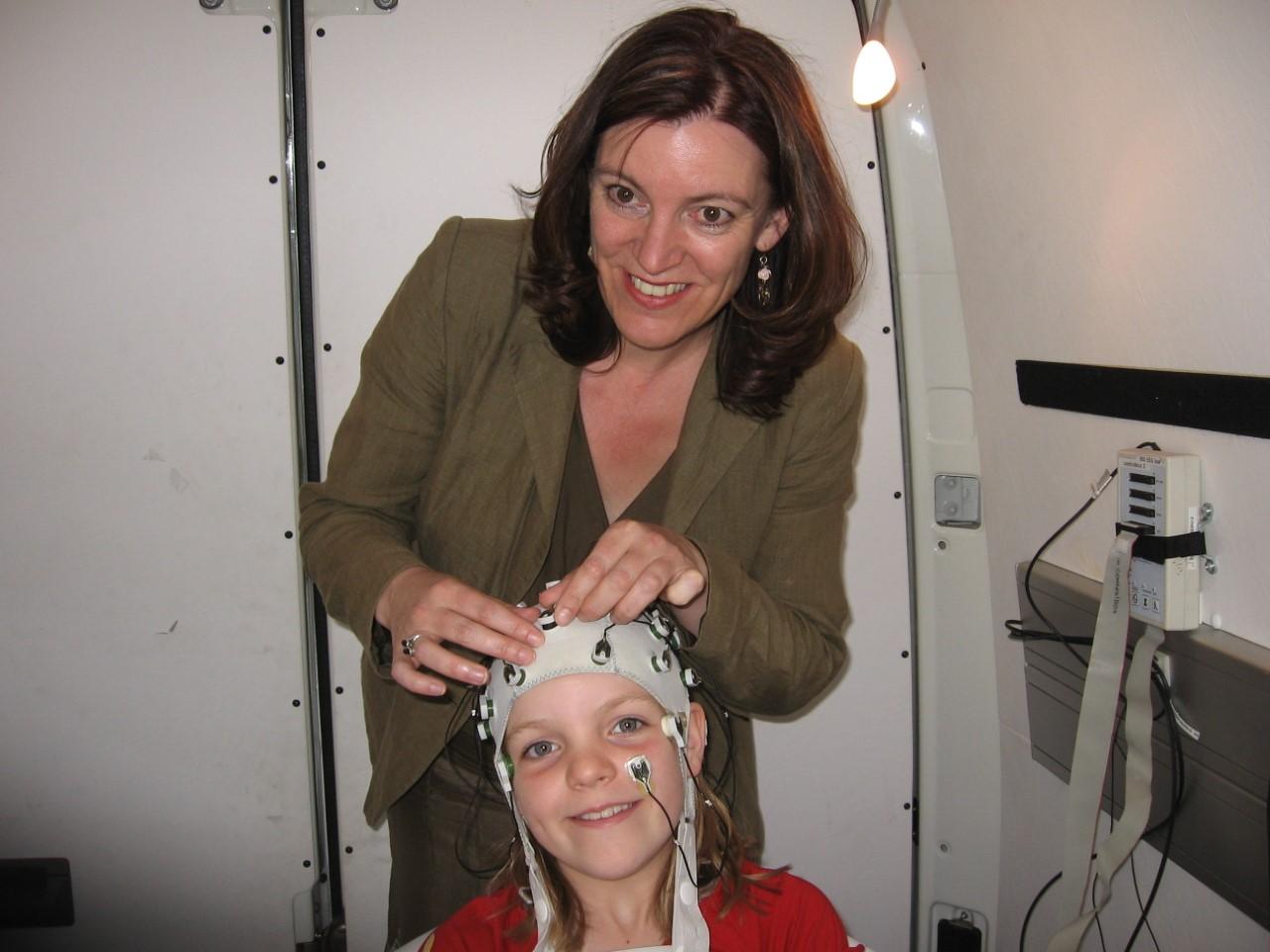 Janet van Hell and daughter in lab 