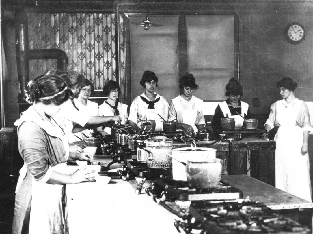 Women students in a cooking lab