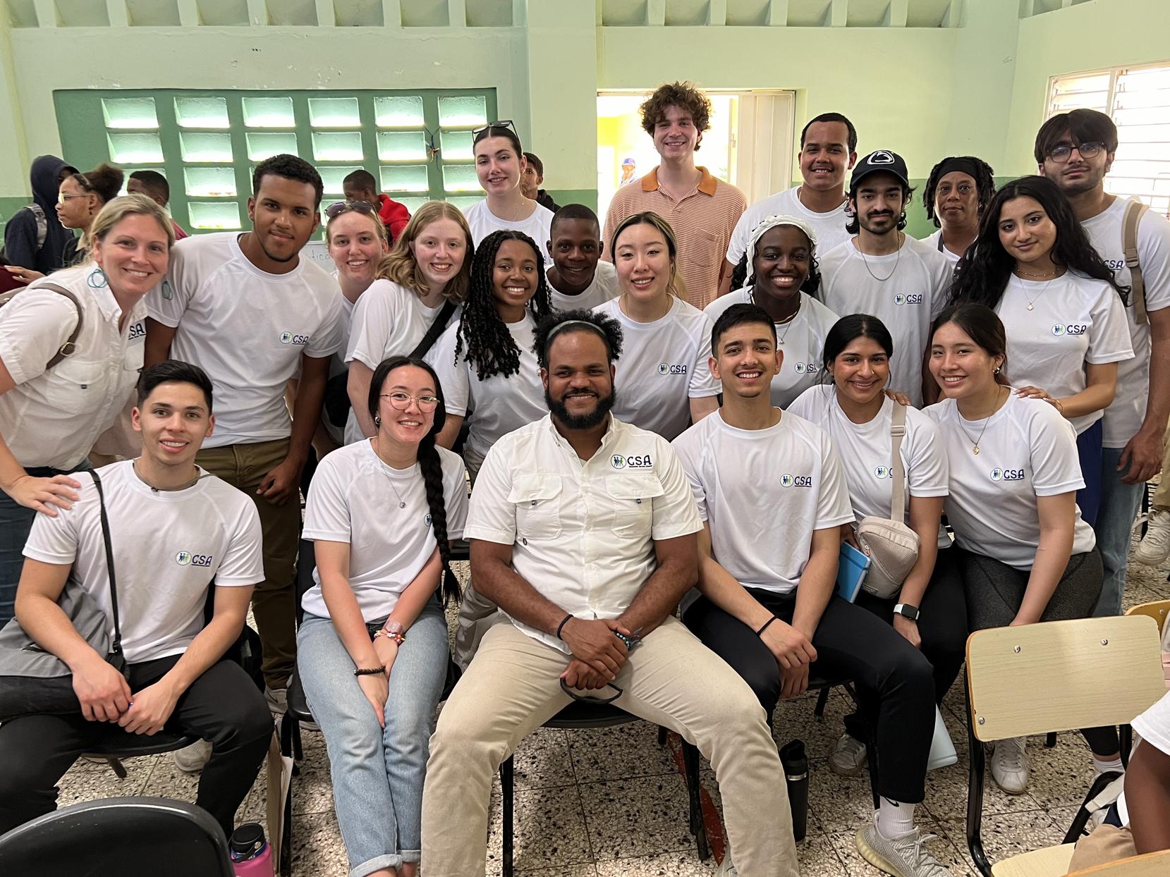 Group photo of students on alternative spring break in Dominican Republic
