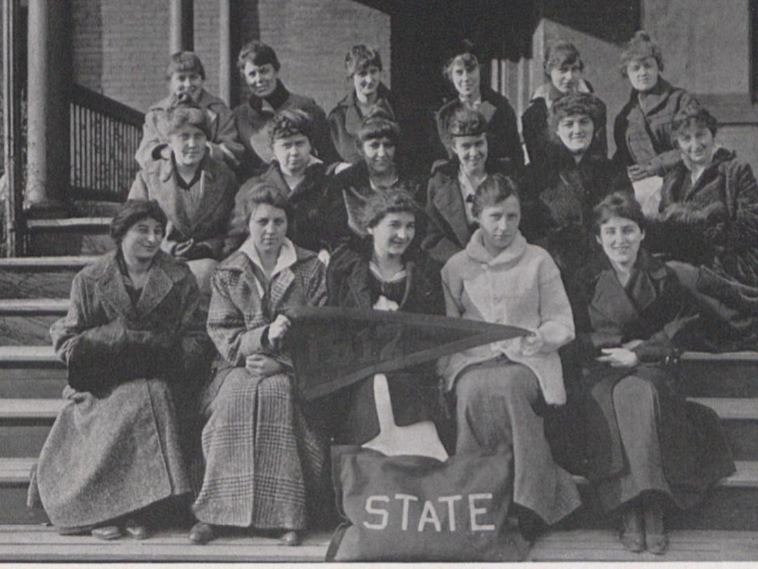 Women students in 1917