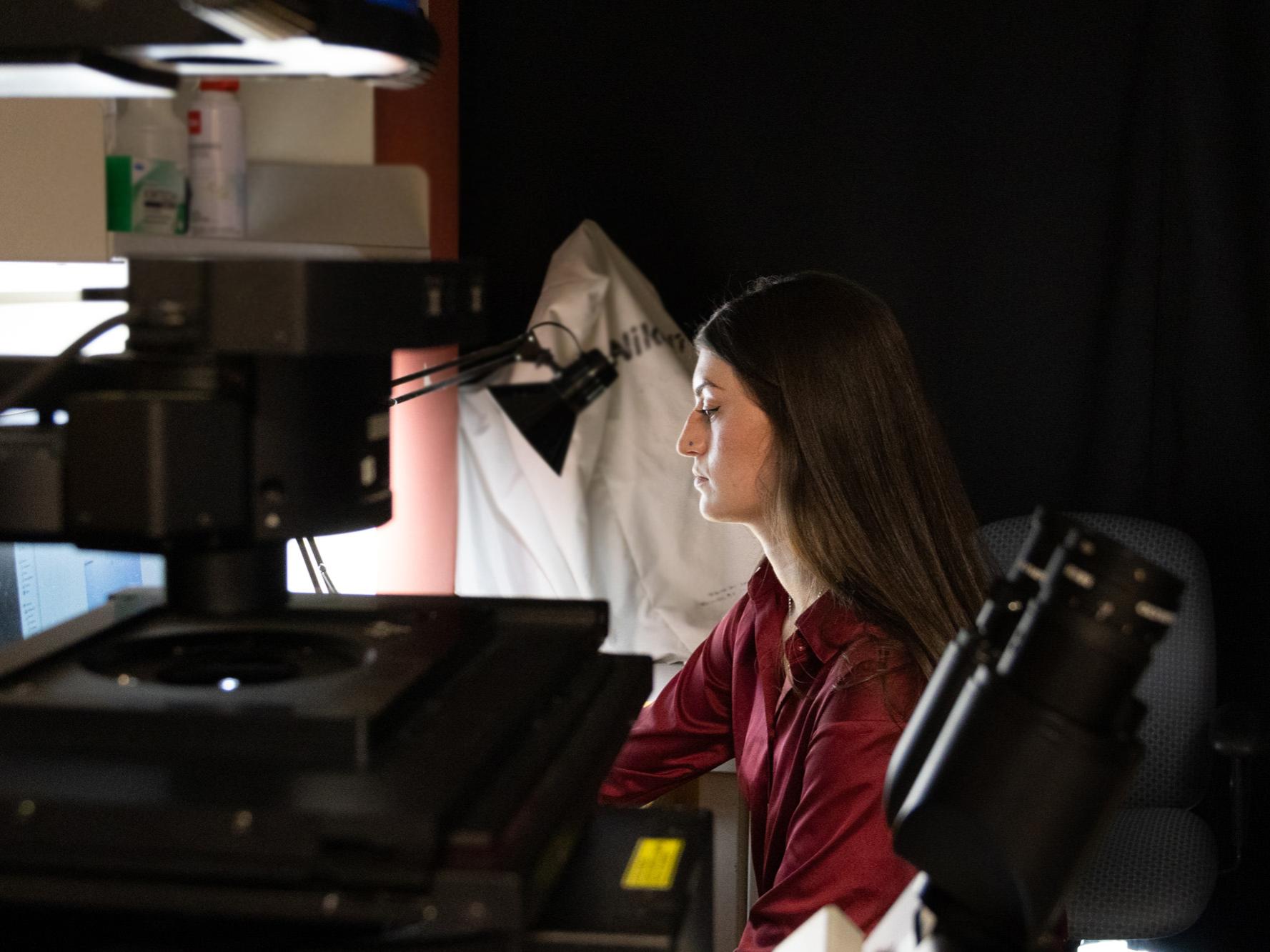 Alyssa Connell at confocal microscope