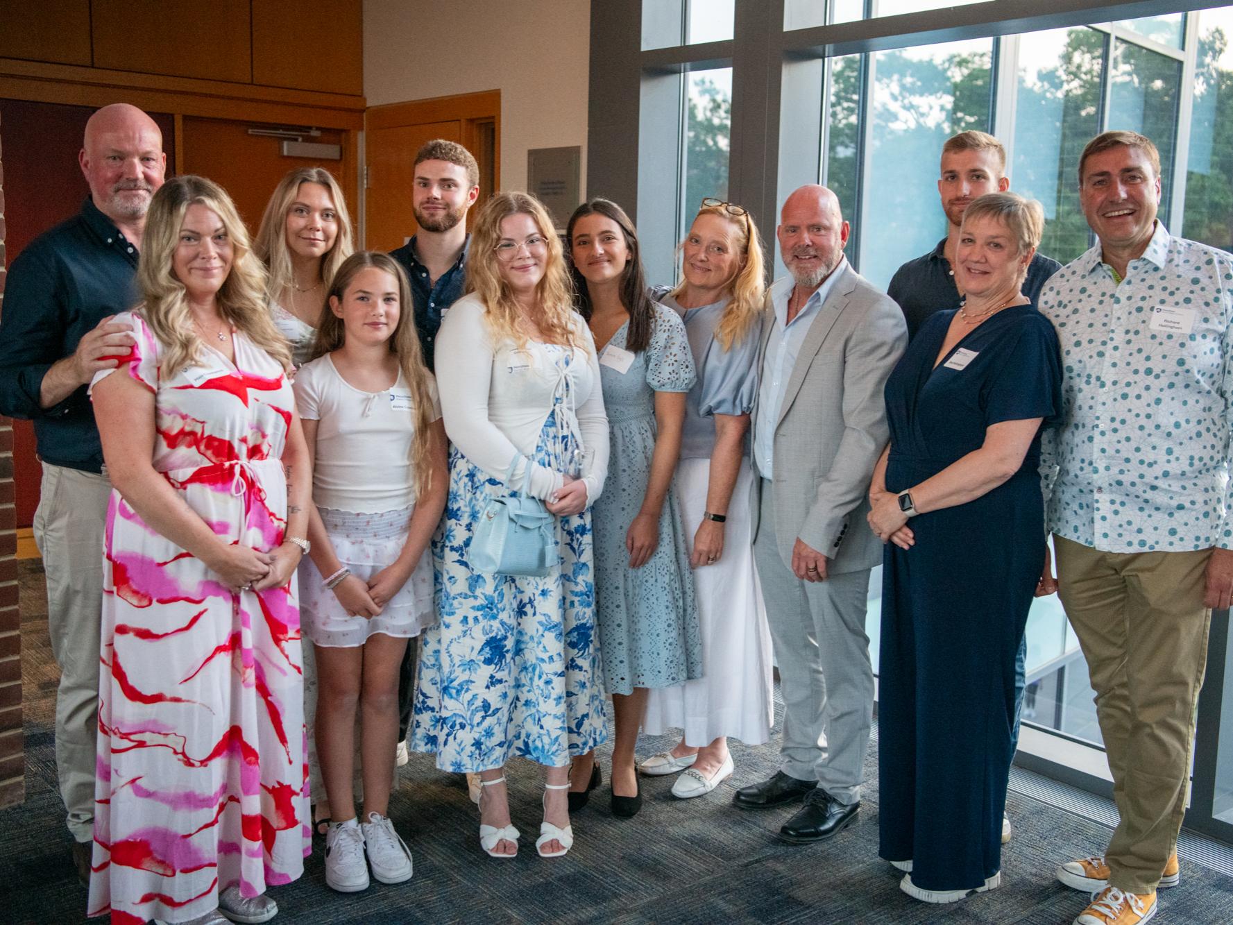Group photo of friends and family of Lovisa Arnesson-Cronhamre