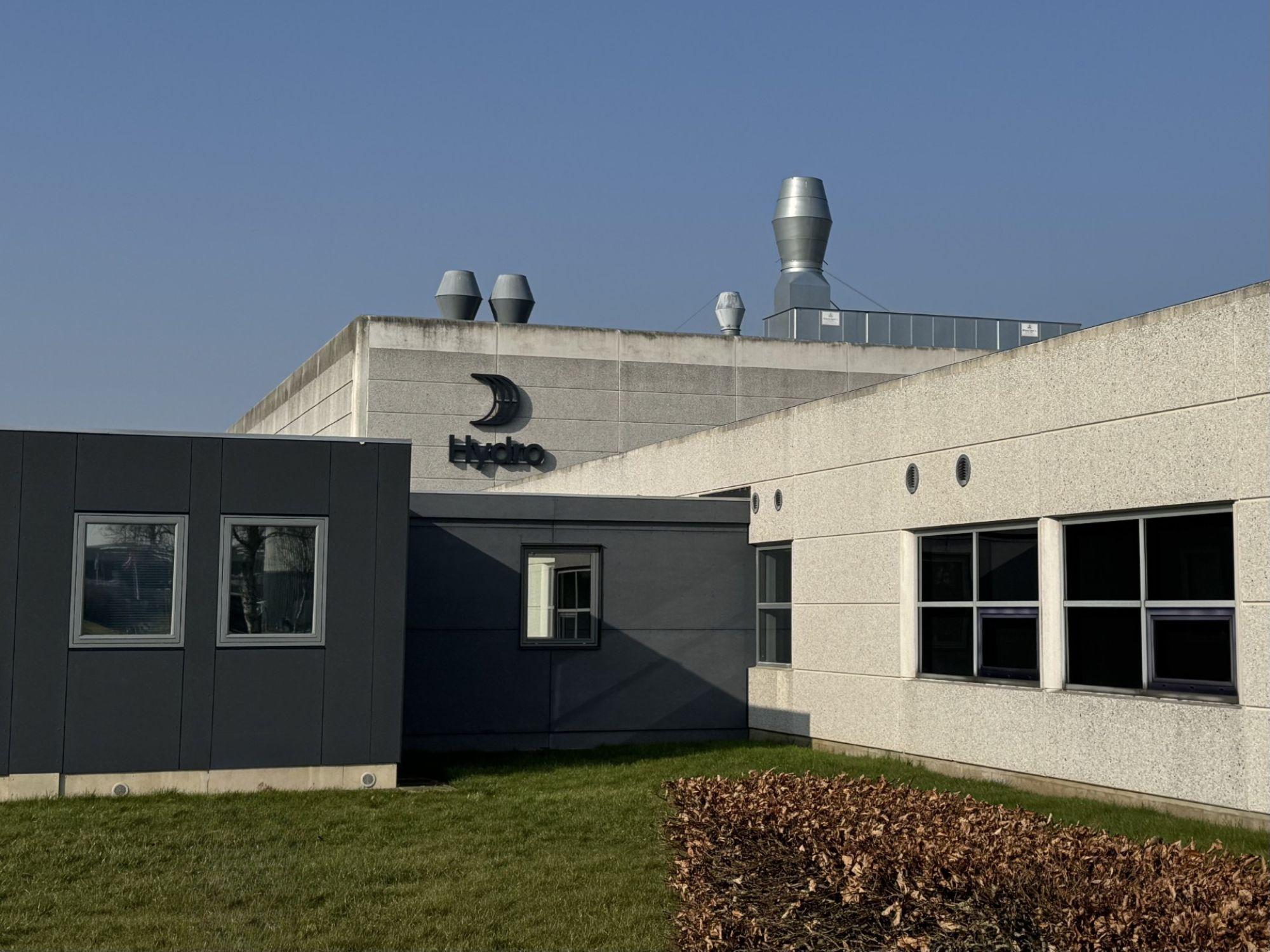 a building with the word hydro written on it