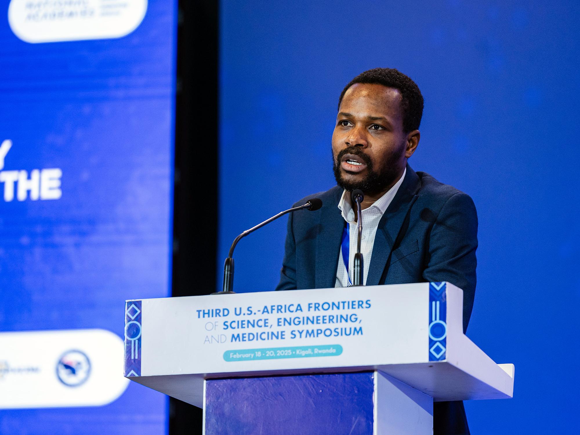 Nutifafa Doumon at podium