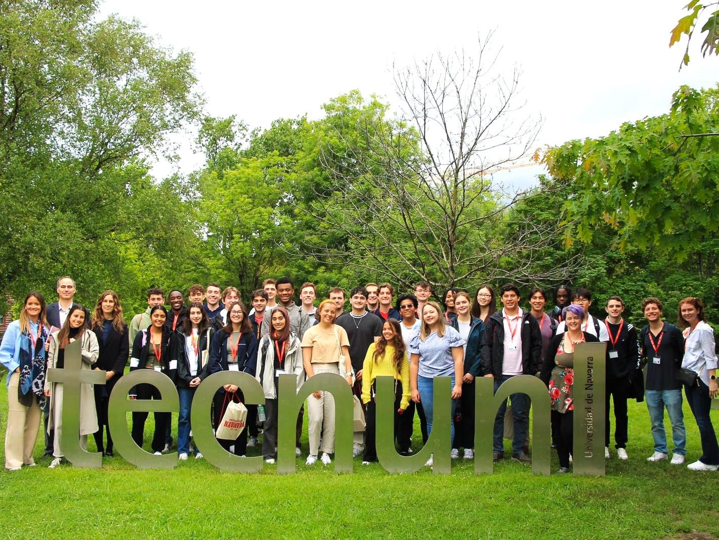 A large, diverse group of students with a group of metallic letters that says tecnunl