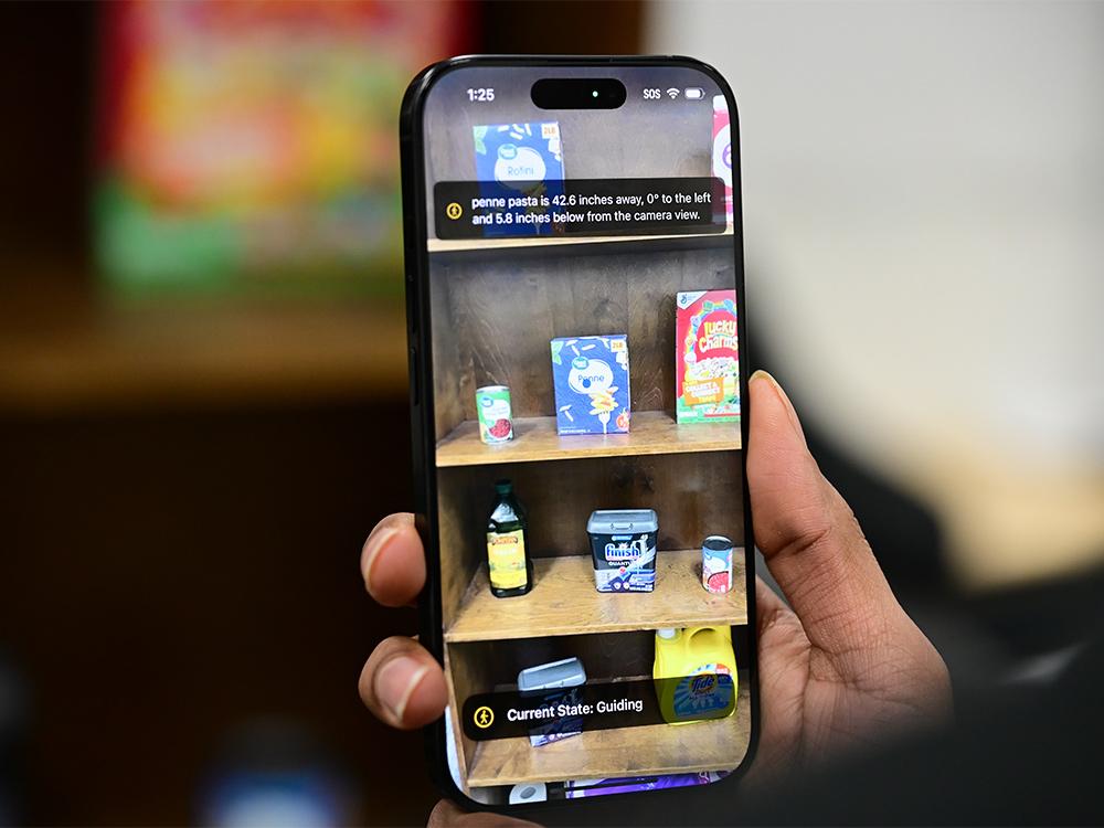 視覚障害者が触覚で物体を「感じる」AIツール（AI tool helps visually impaired users ‘feel’ where objects are in real time）