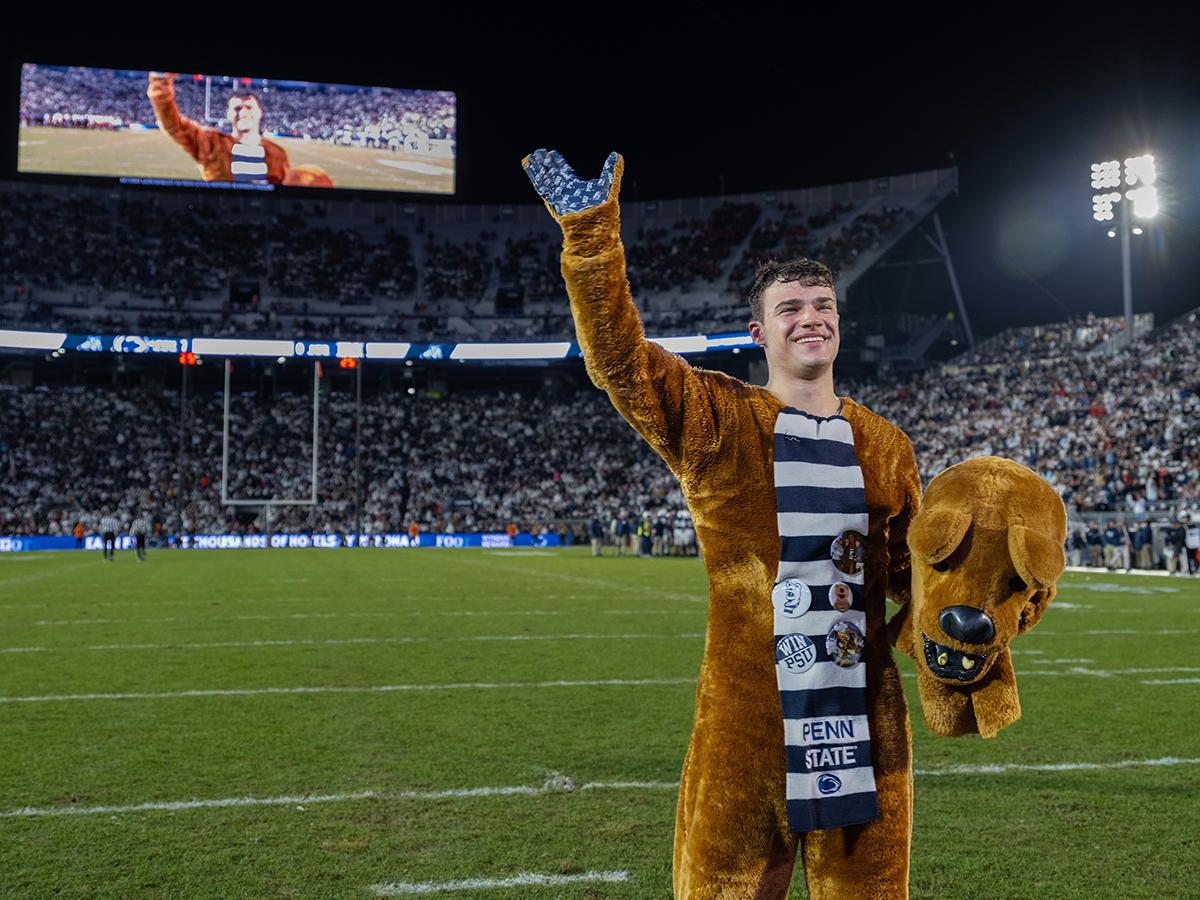 Nittany Lion reveals himself and waves to crowd