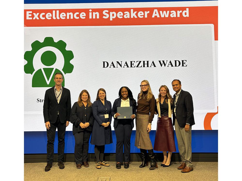 Danaezhea Wade receives award at 2025 HR Case Competition