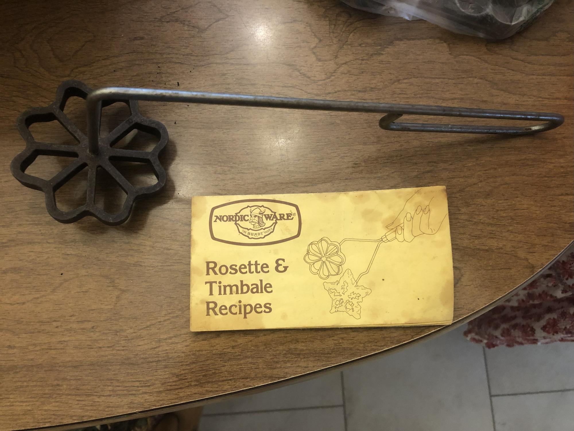 An old cookie maker and recipe booklet