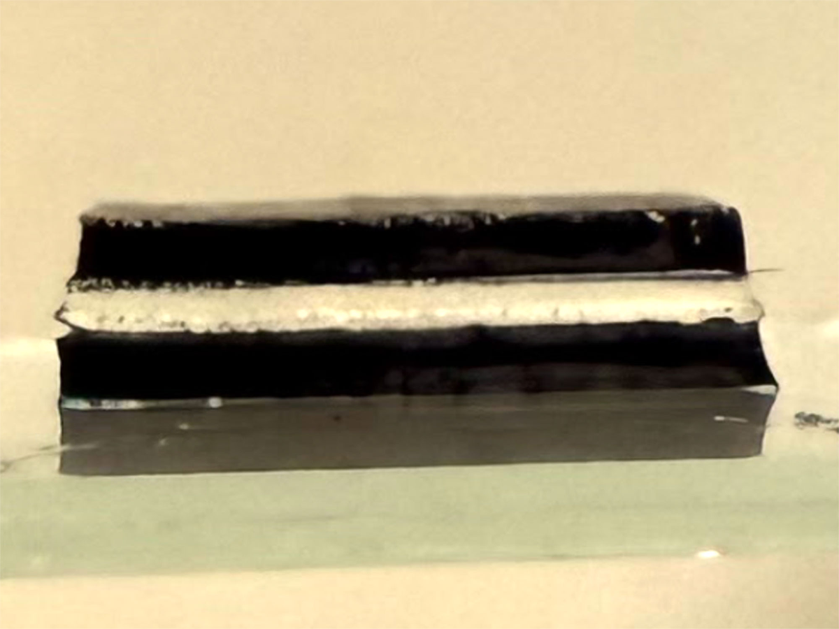 Research figure of a hydrogel solution placed between two electrode units. 