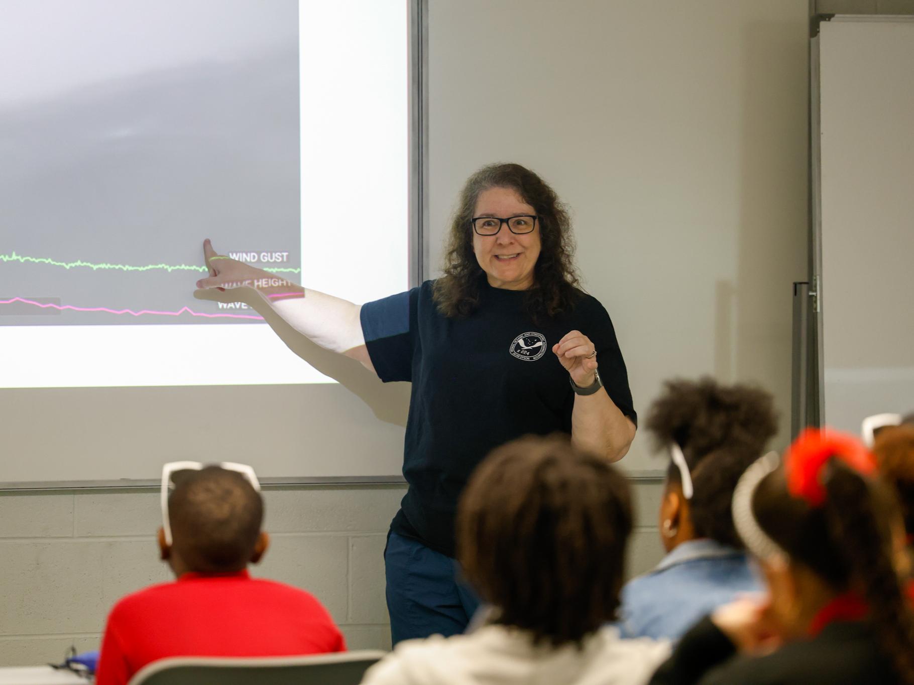 Laura Guertin presenting on oceanography to a group of students. 