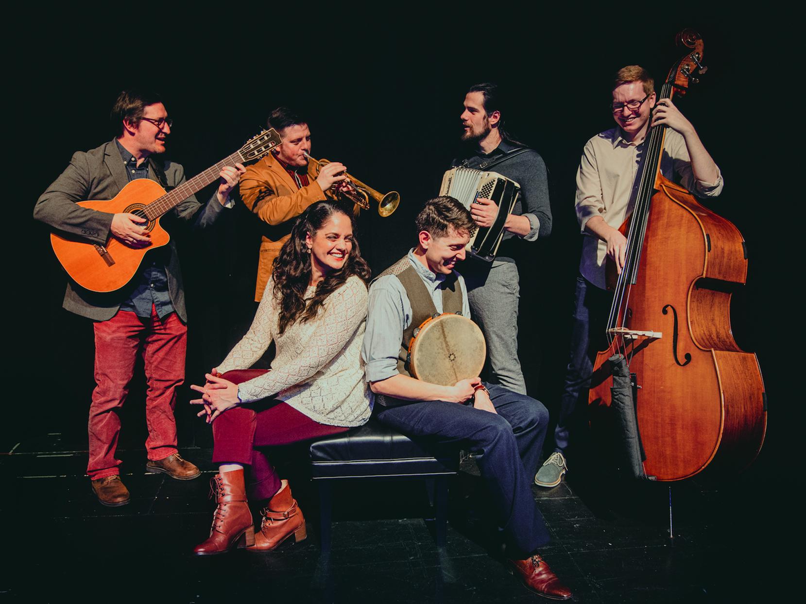 The musicians of Alla Boara in a group 
