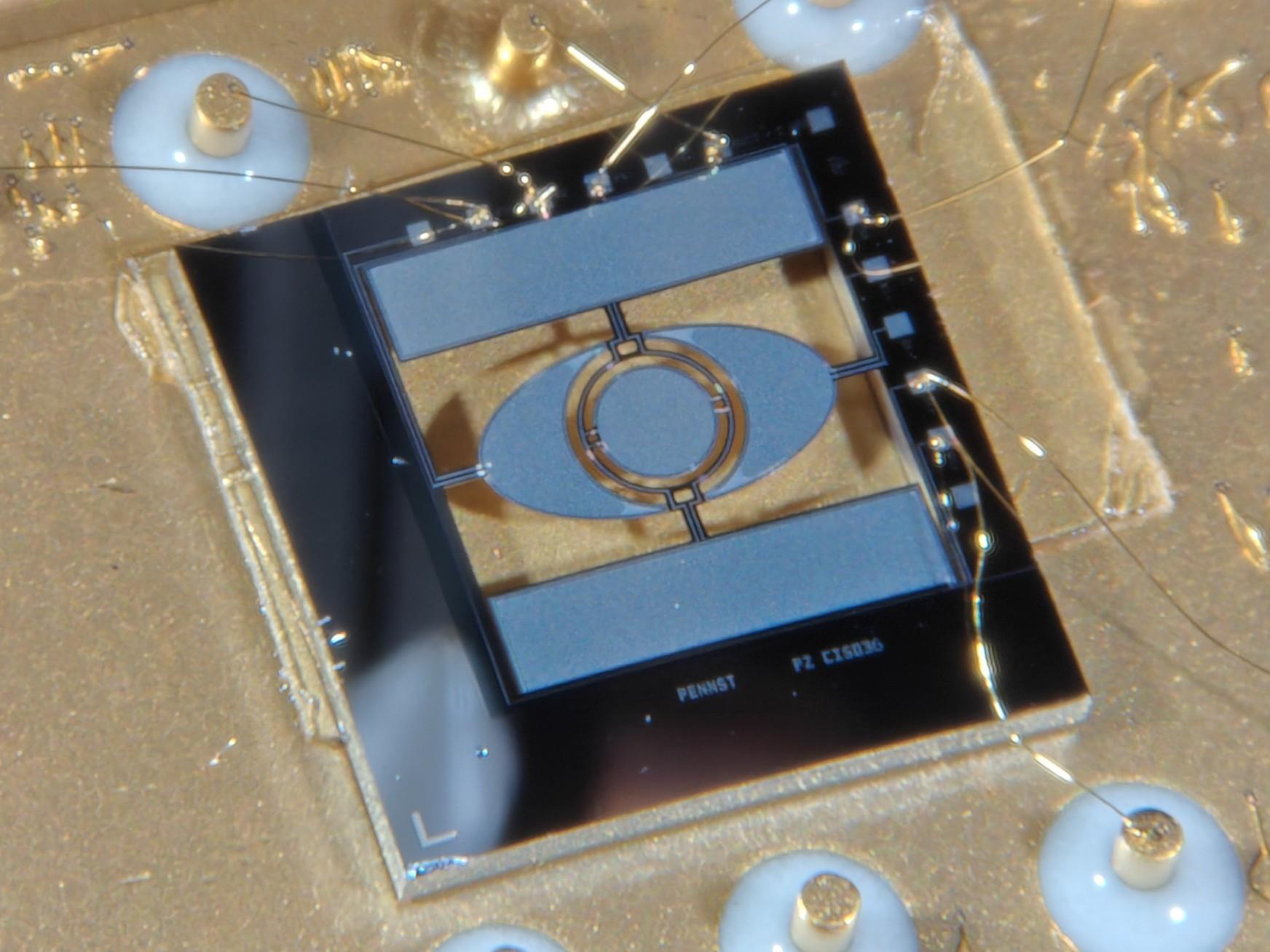 Tiny mirror controls light in 3D, could make microscopes smaller and faster
