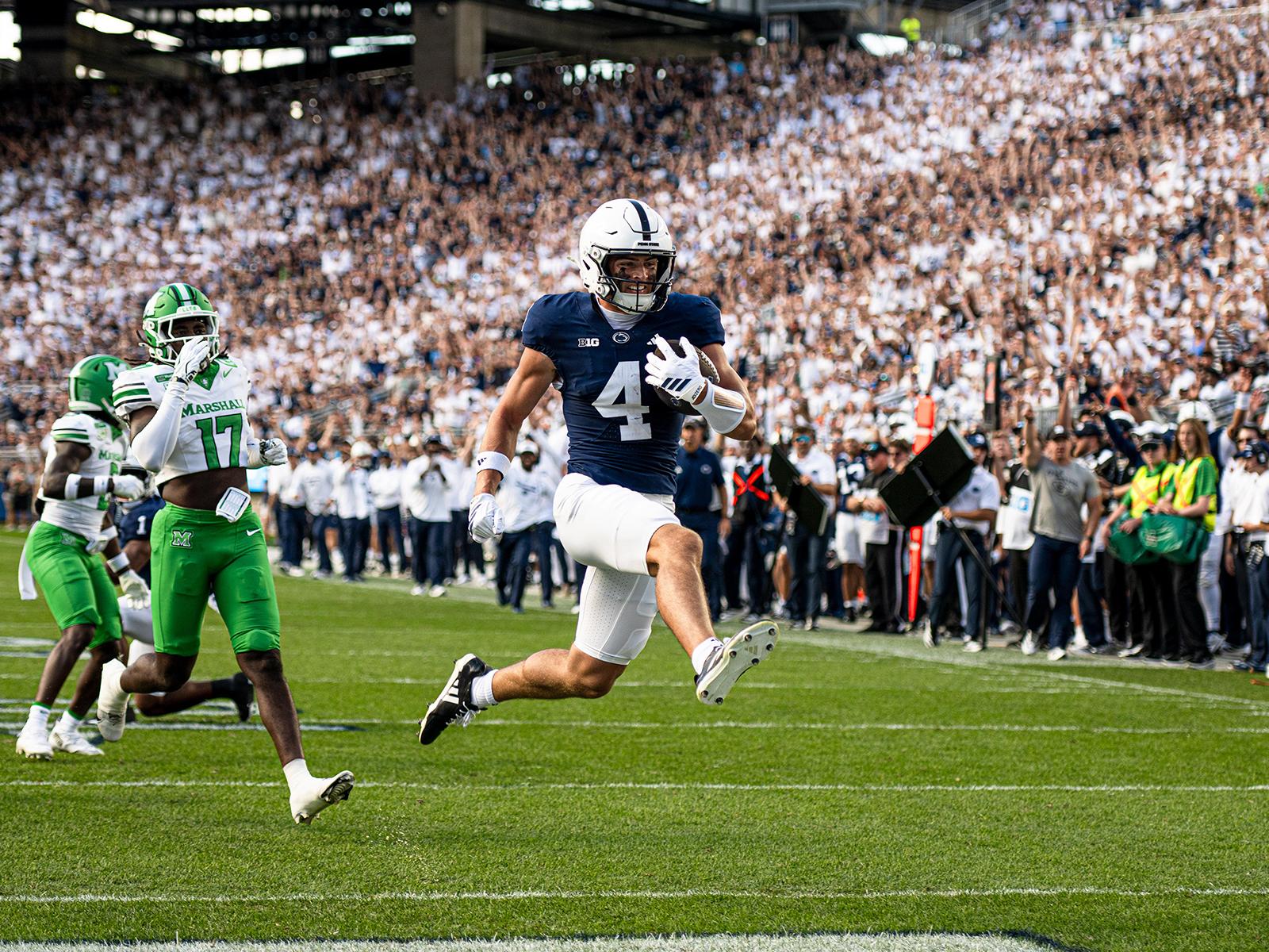 Player scores touchdown