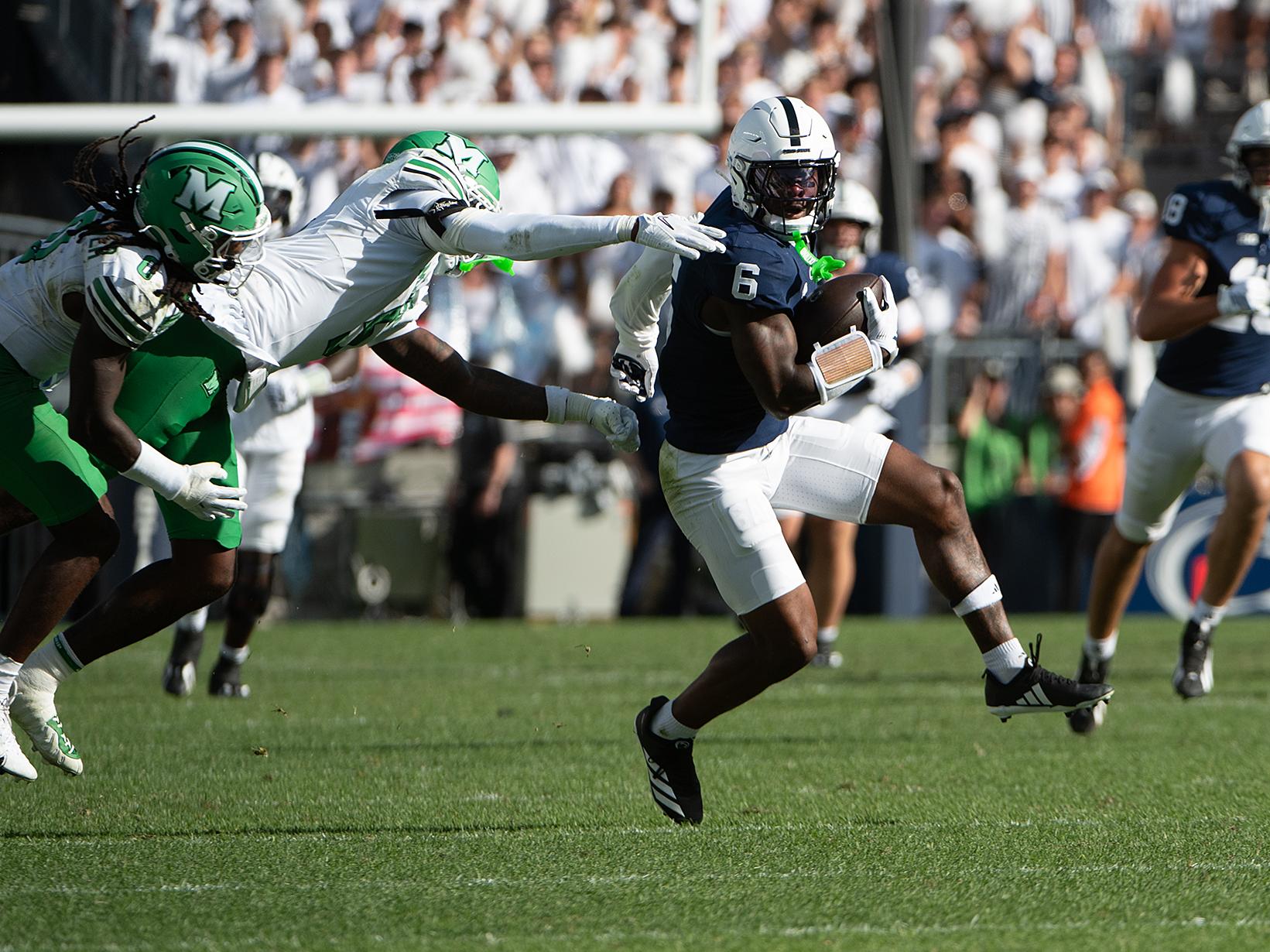 Wide receiver eludes defenders