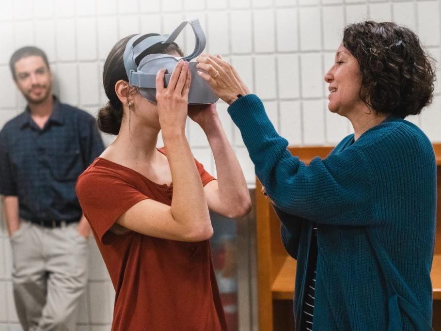 A Penn State New Kensington student tries a virtual reality headset