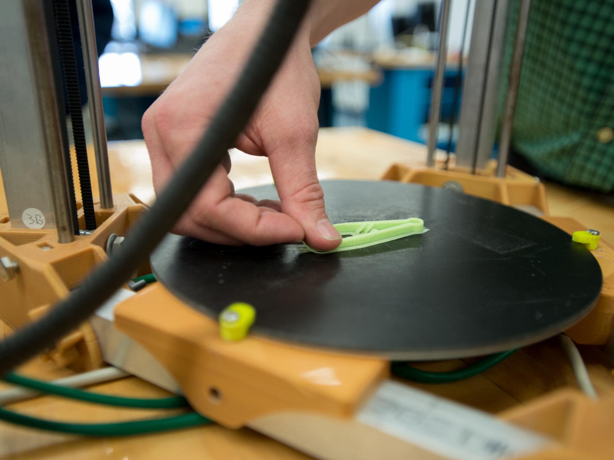 3D-printed tweezers made by the Kijenzi printer