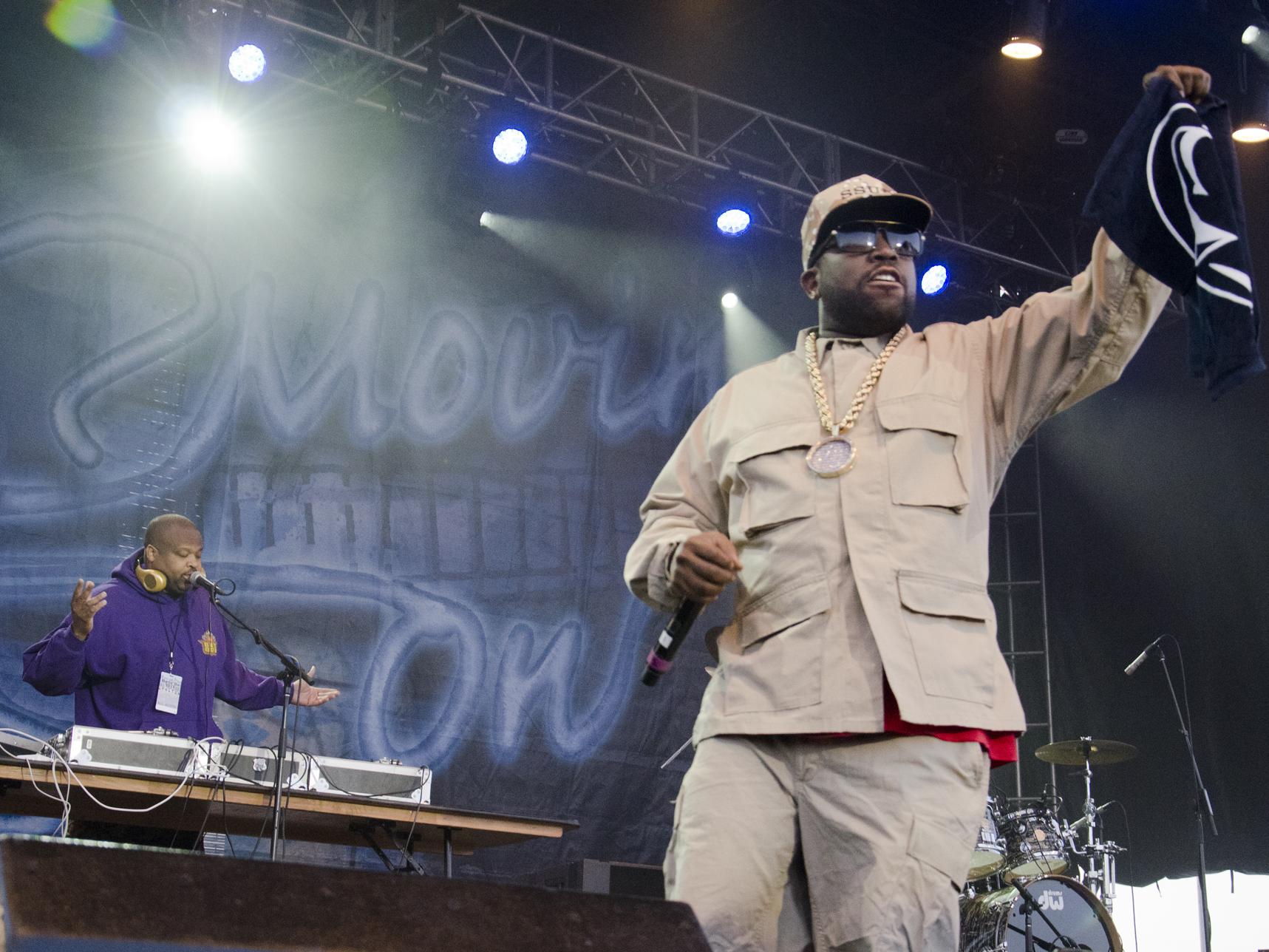 Big Boi holding a Penn State towel