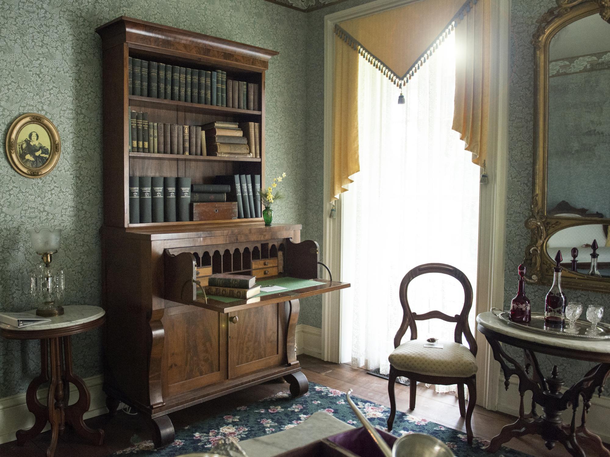 Moses Thompsons desk