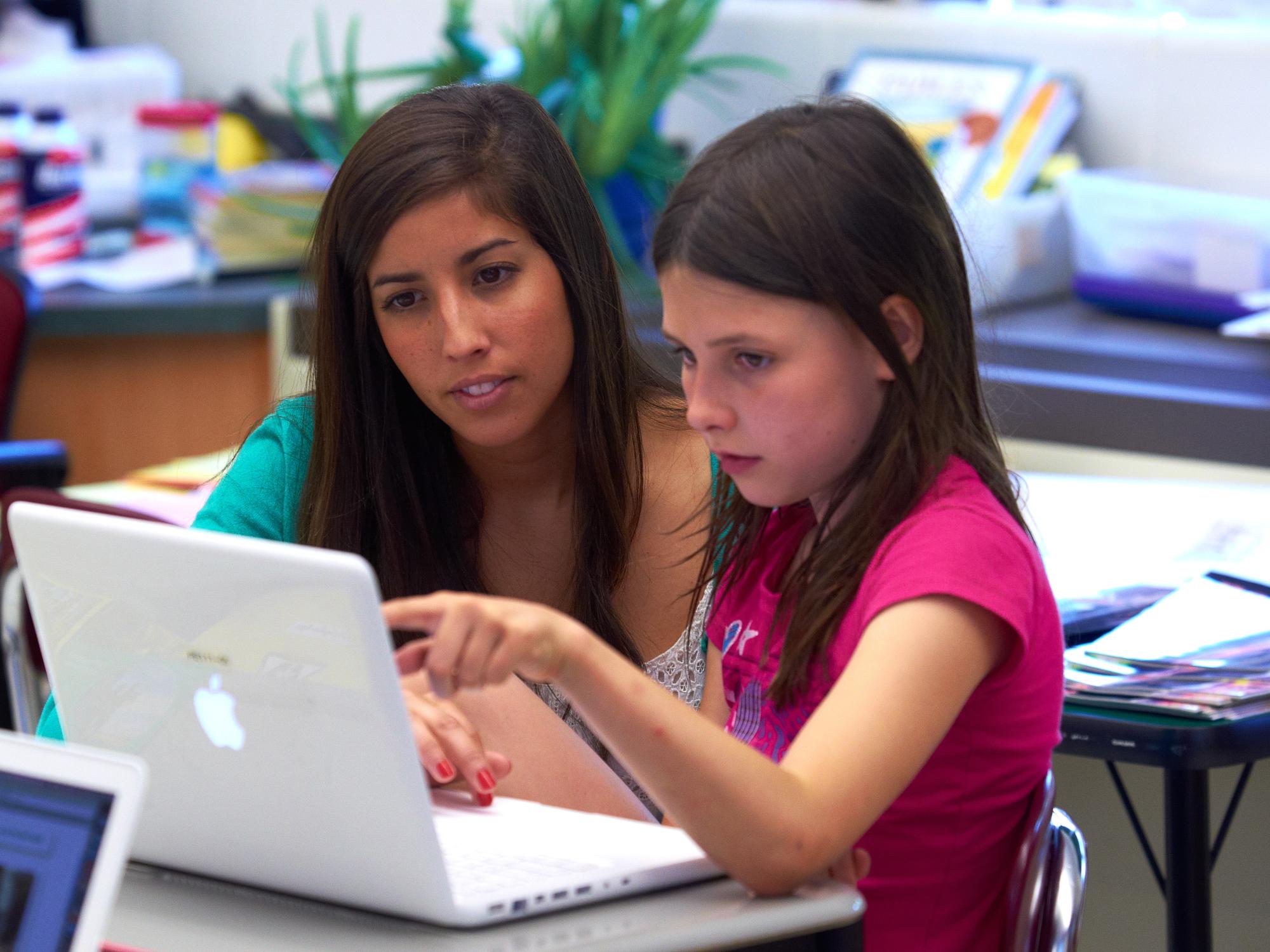 PDS intern Lauren Jeffrey working with student