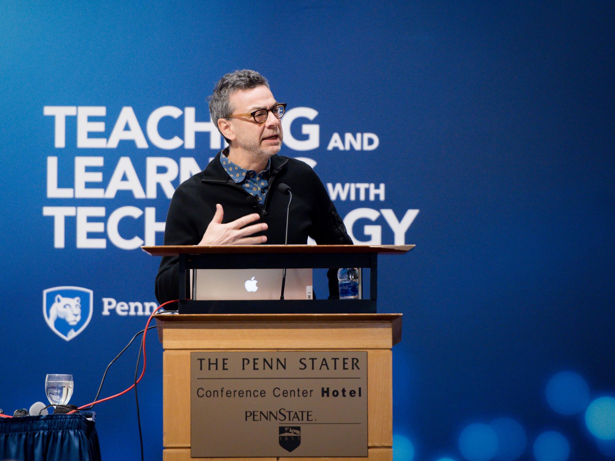 Stephen Dubner speaks at podium