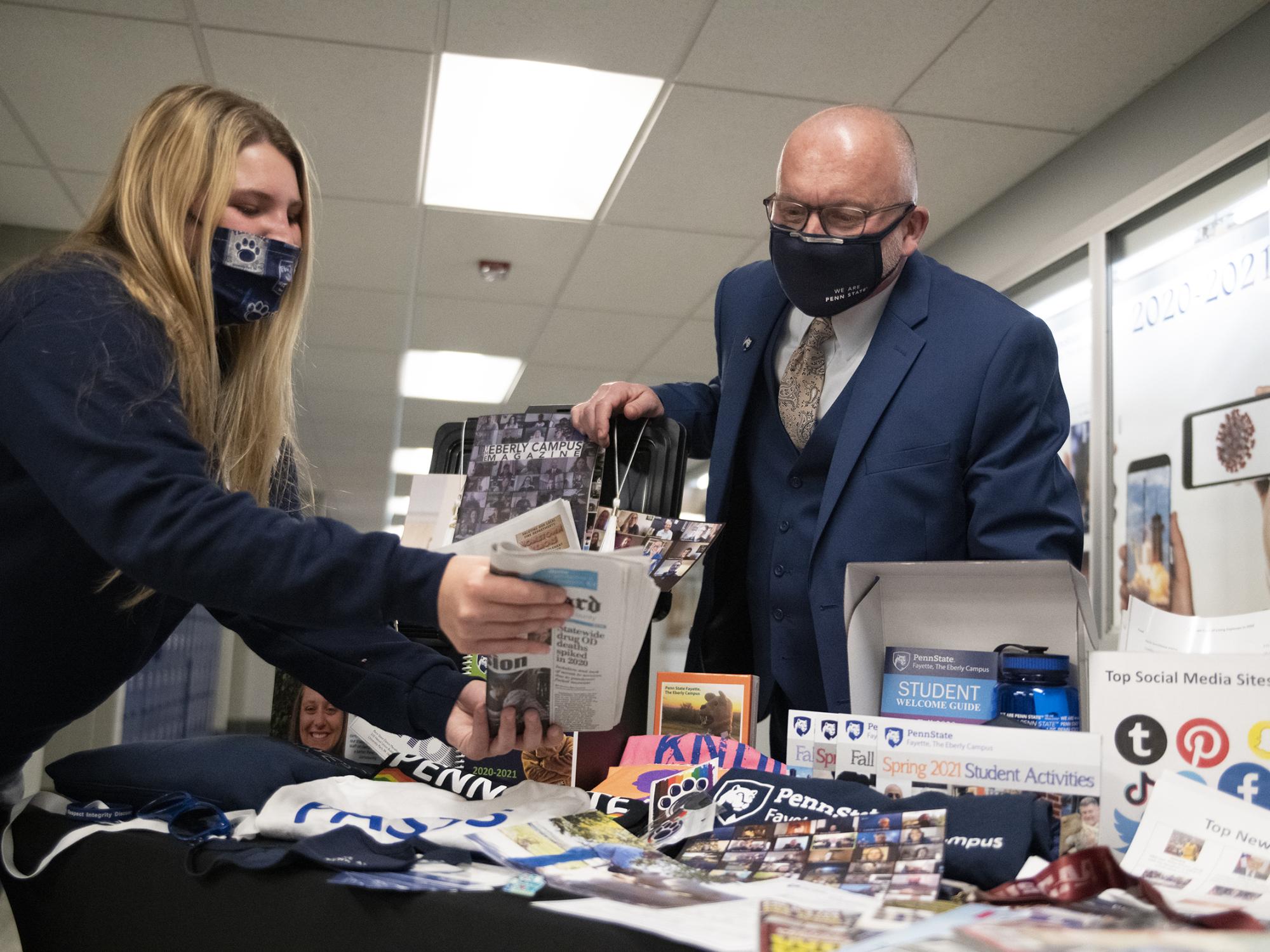 Maria Catalina and Chancellor Patrick sort through time capsule items