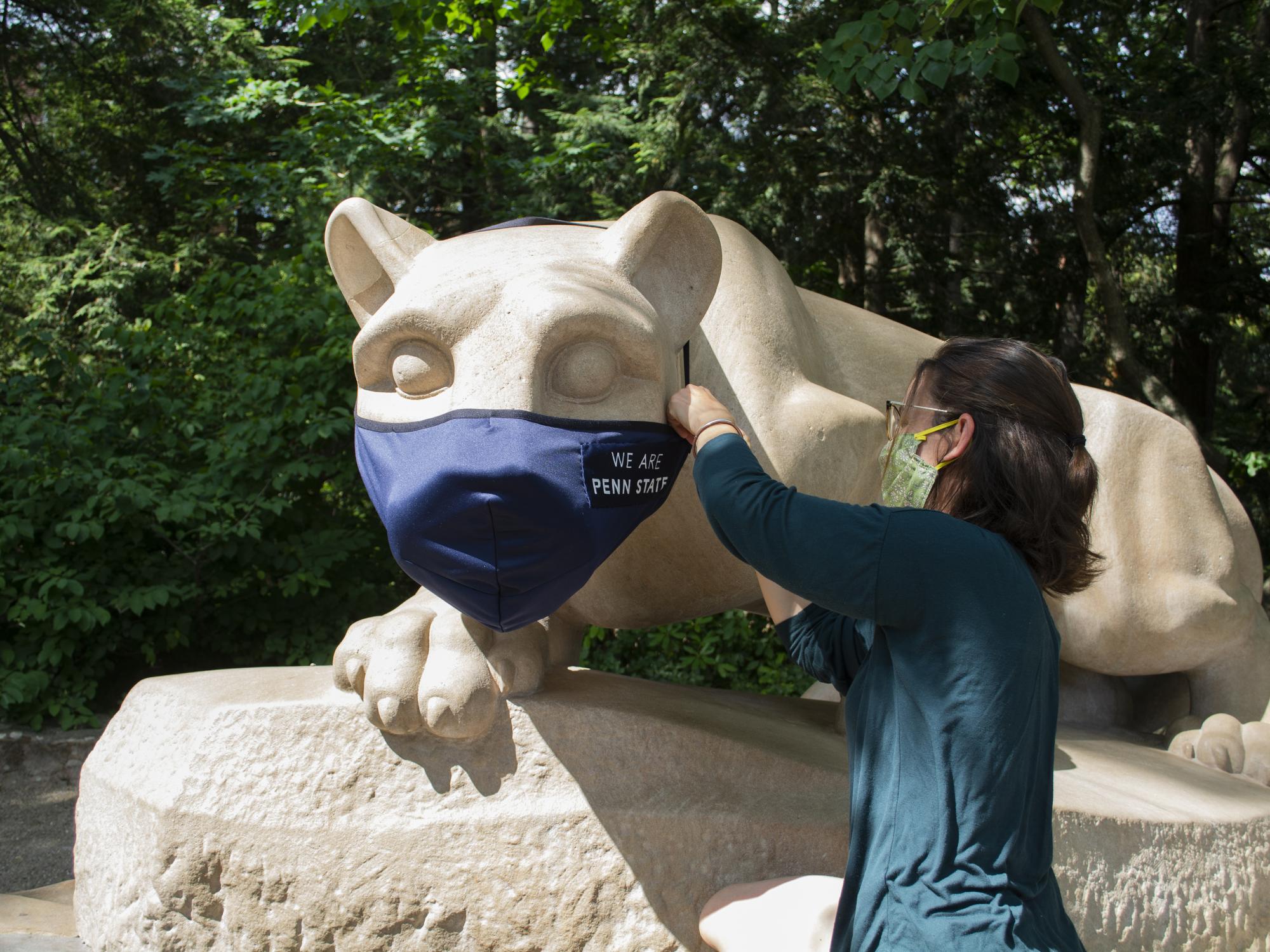 Gross putting mask on lion shrine