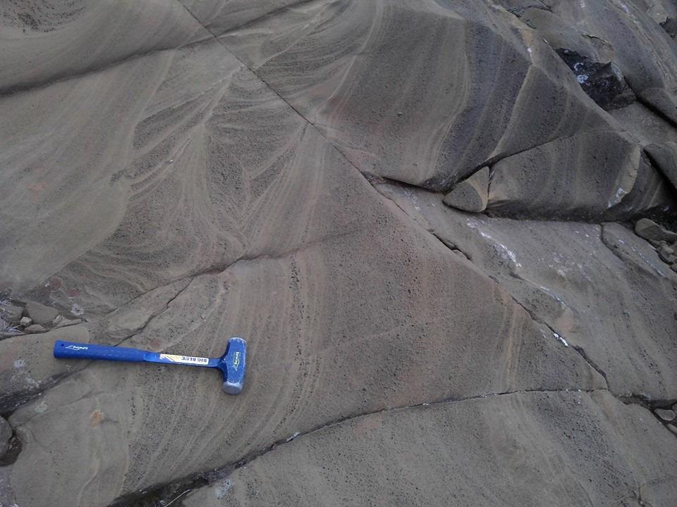 Cross flow lines in fine grained hyaloclastite