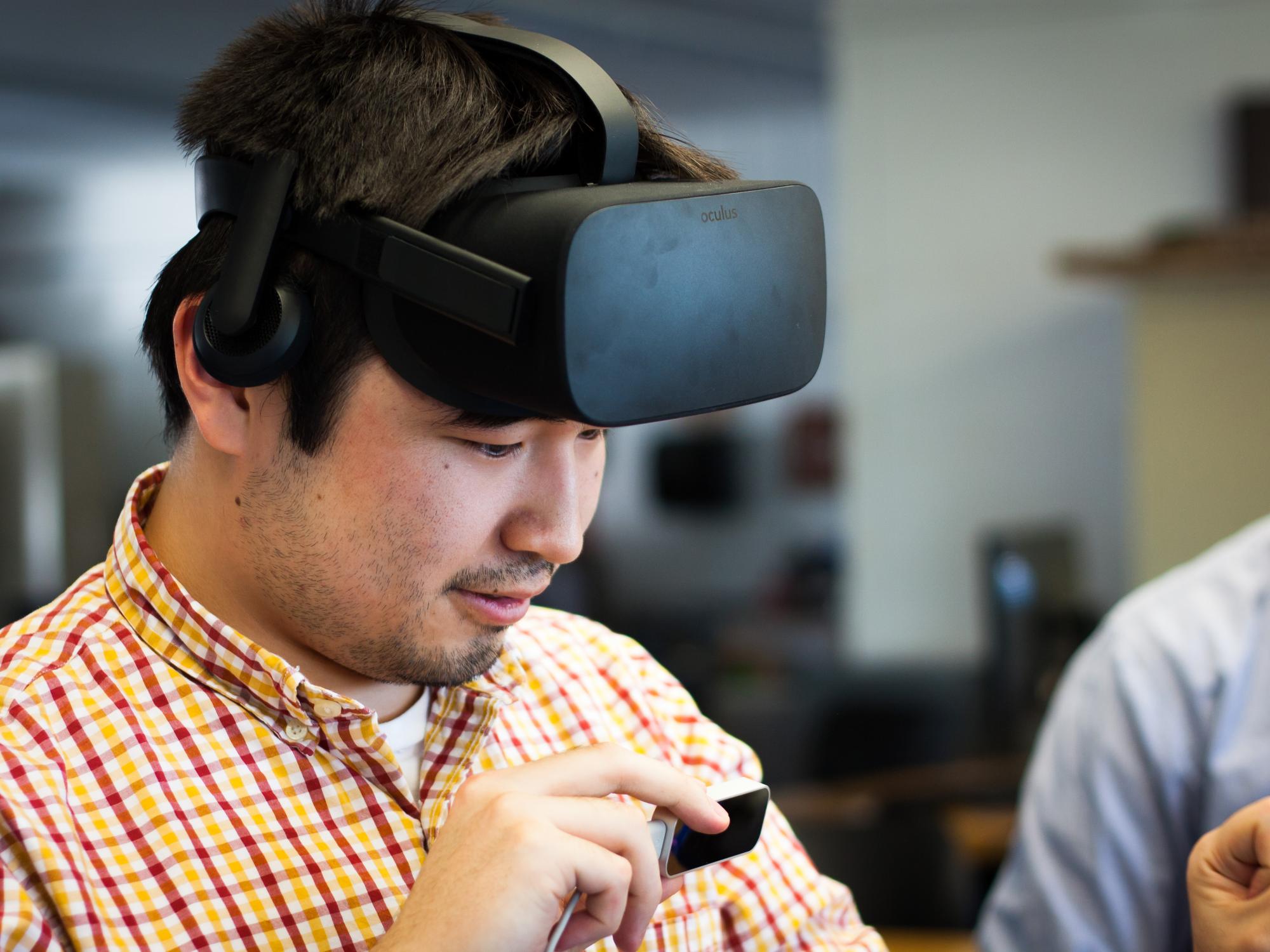 A student tests out the Leap Motion sensor 