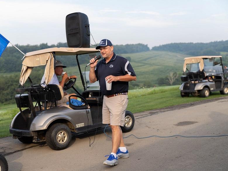 Chancellor welcomes golfers to golf outing
