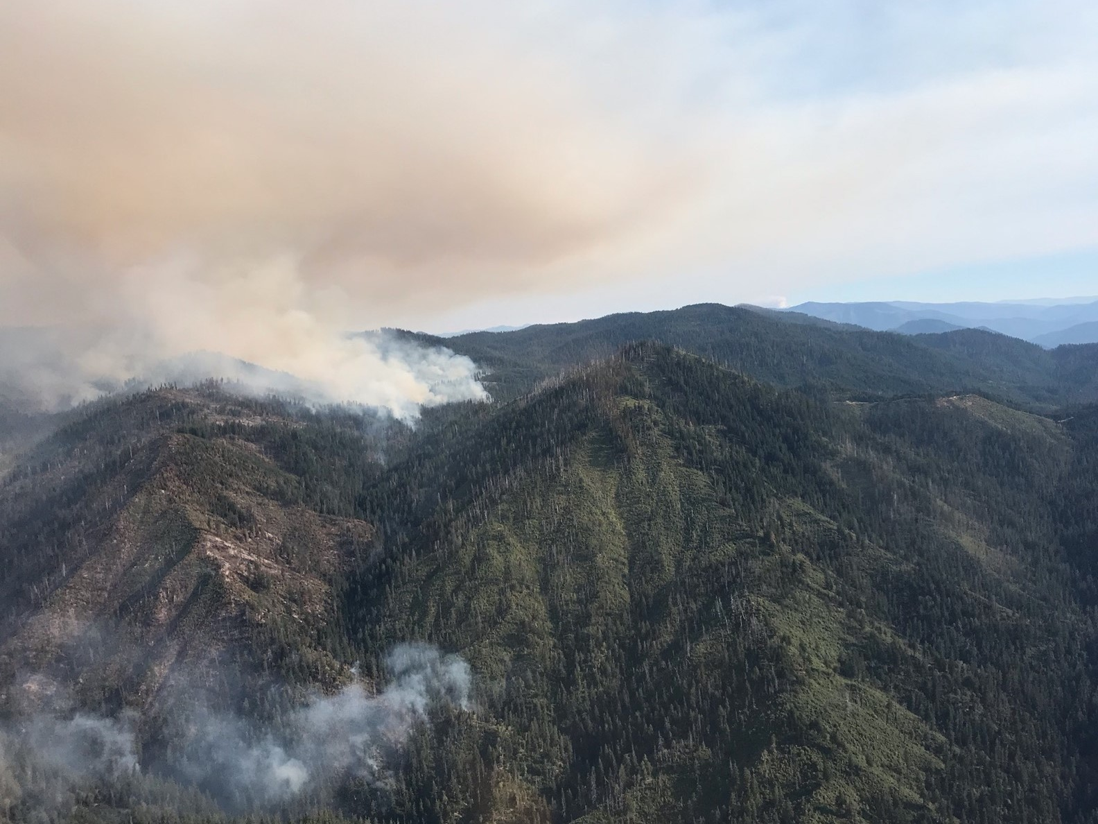 Wildfires and smoke in the Klamath mountains