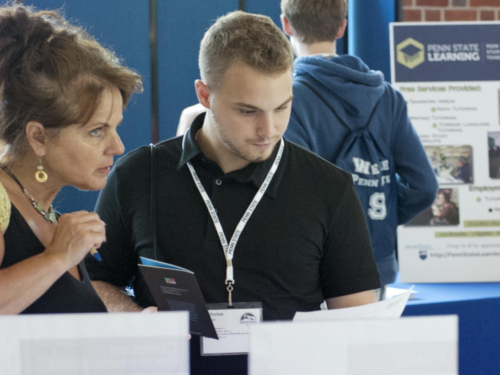 New student visiting resource fair