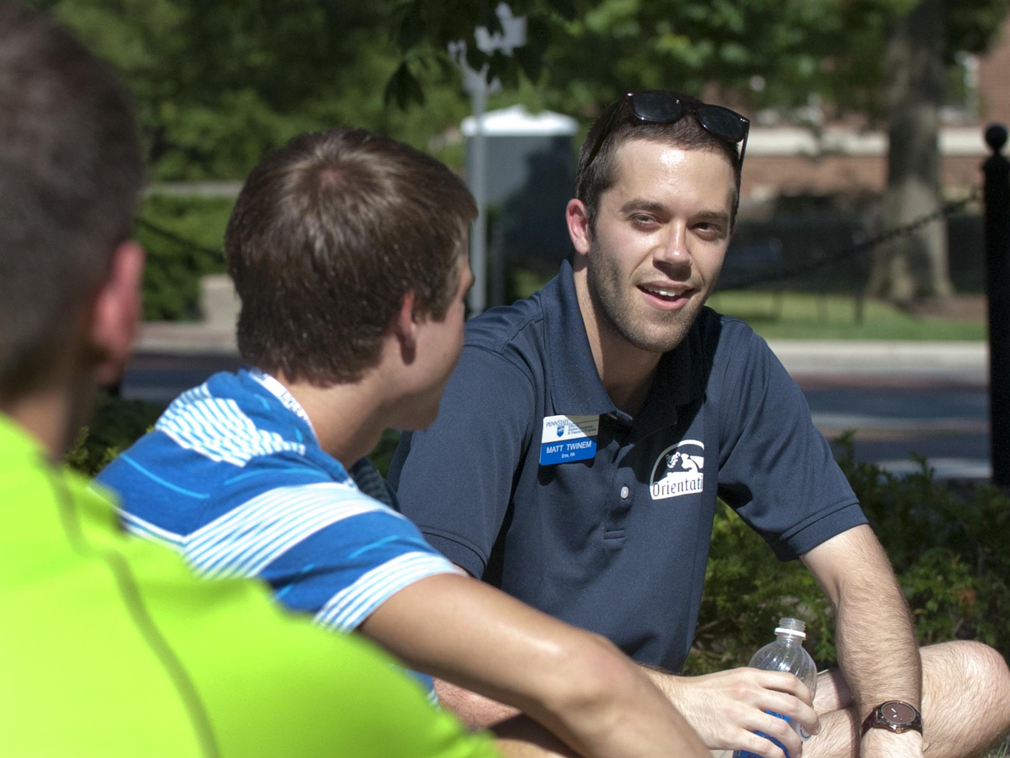 Orientation leader chats with students at NSO