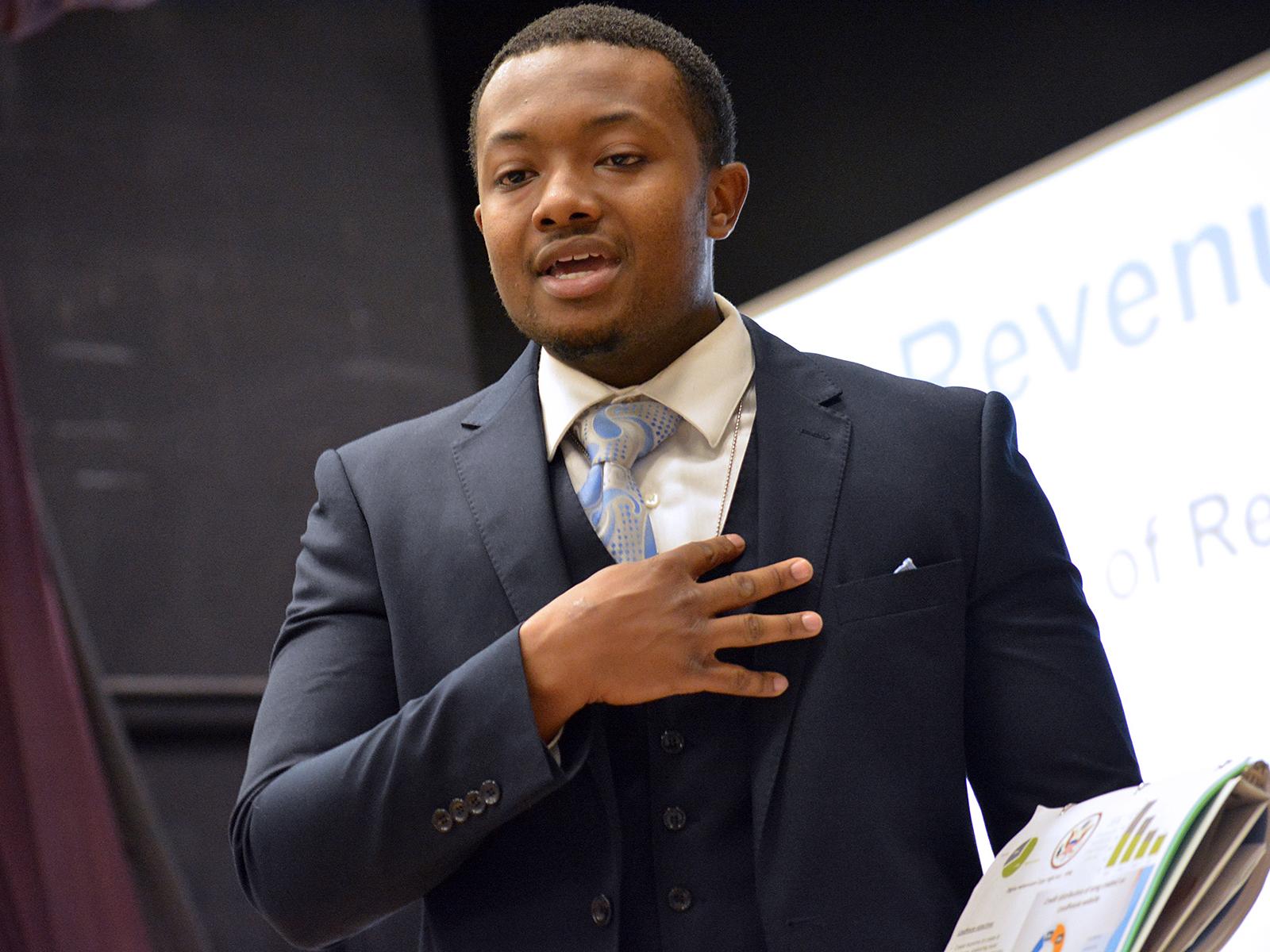 Student gives elevator pitch