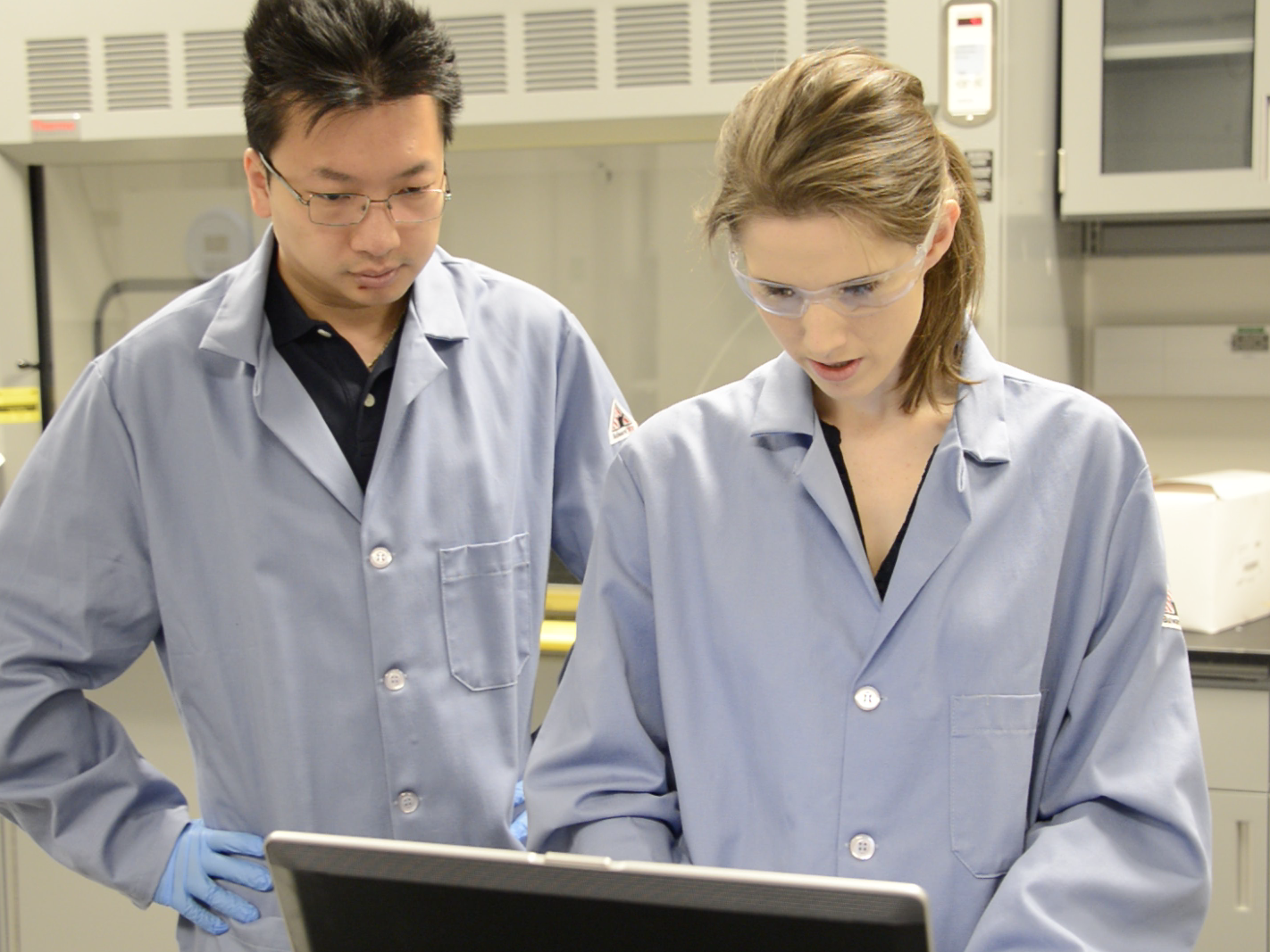 Tak-Sing Wong and Birgitt Boschitsch collaborate in the lab. 