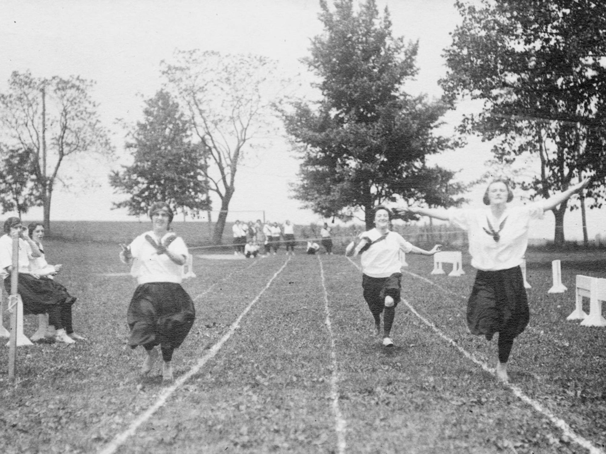 Women sprinting in 1922
