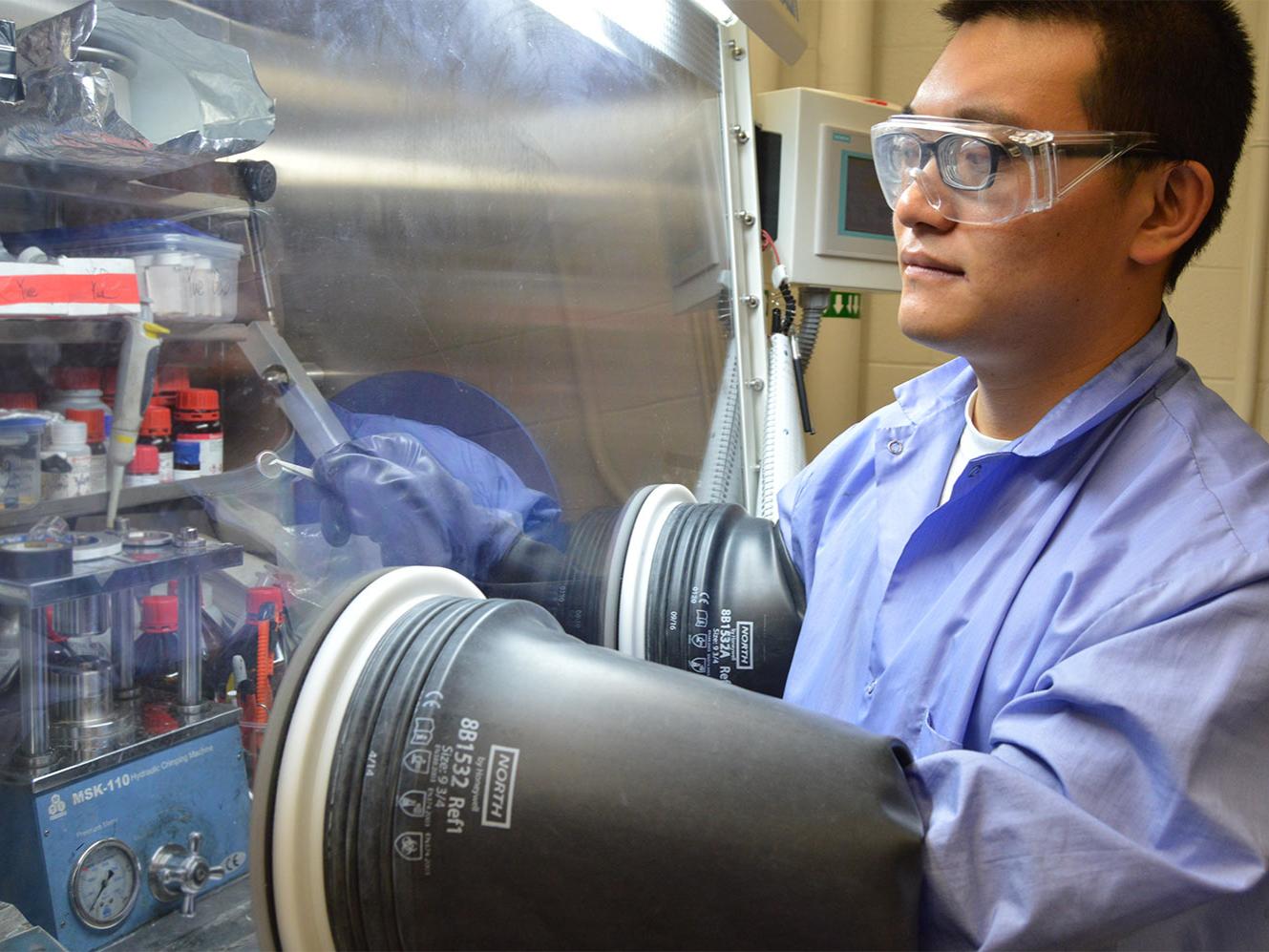 Zhaoxin Yu assembling battery