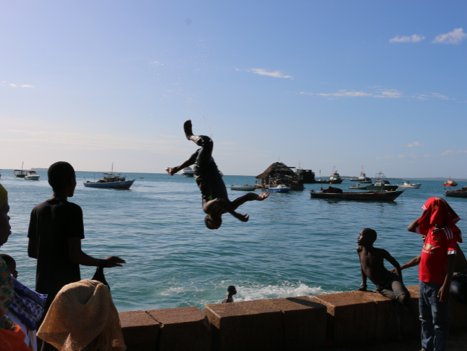 flipping for the Indian Ocean at Forodhani Gardens in Zanzibar, Jul 2017