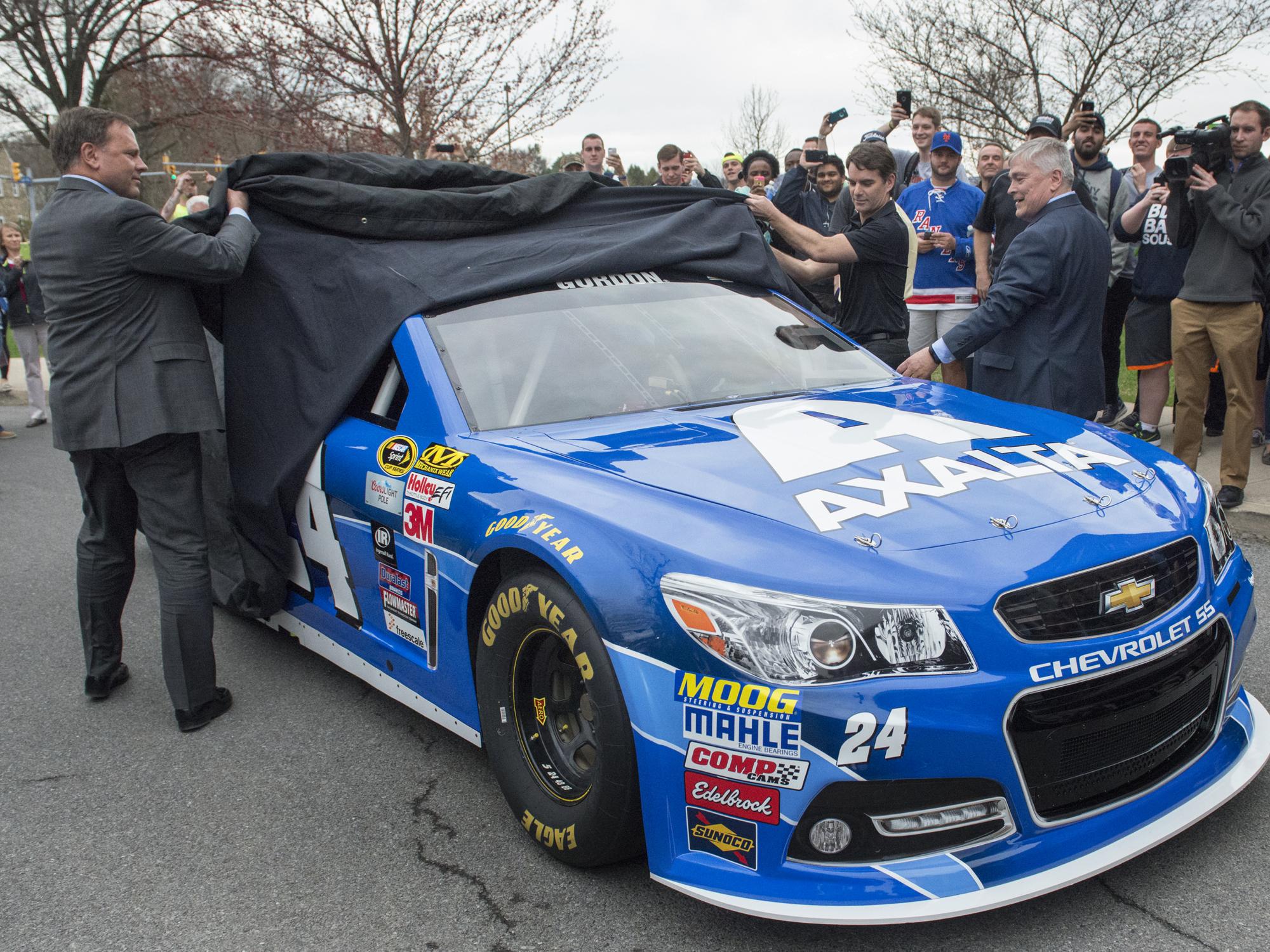 Jeff Gordon, Axalta CEO, and Penn State president unveil the Number 24 car's new paint job.