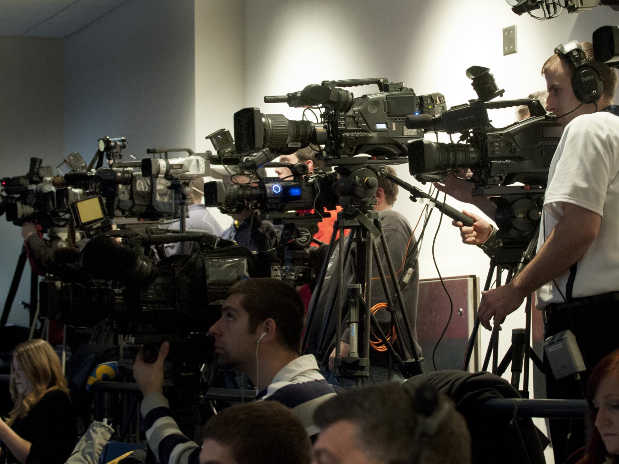 JamesFranklin-pressconf-cameras