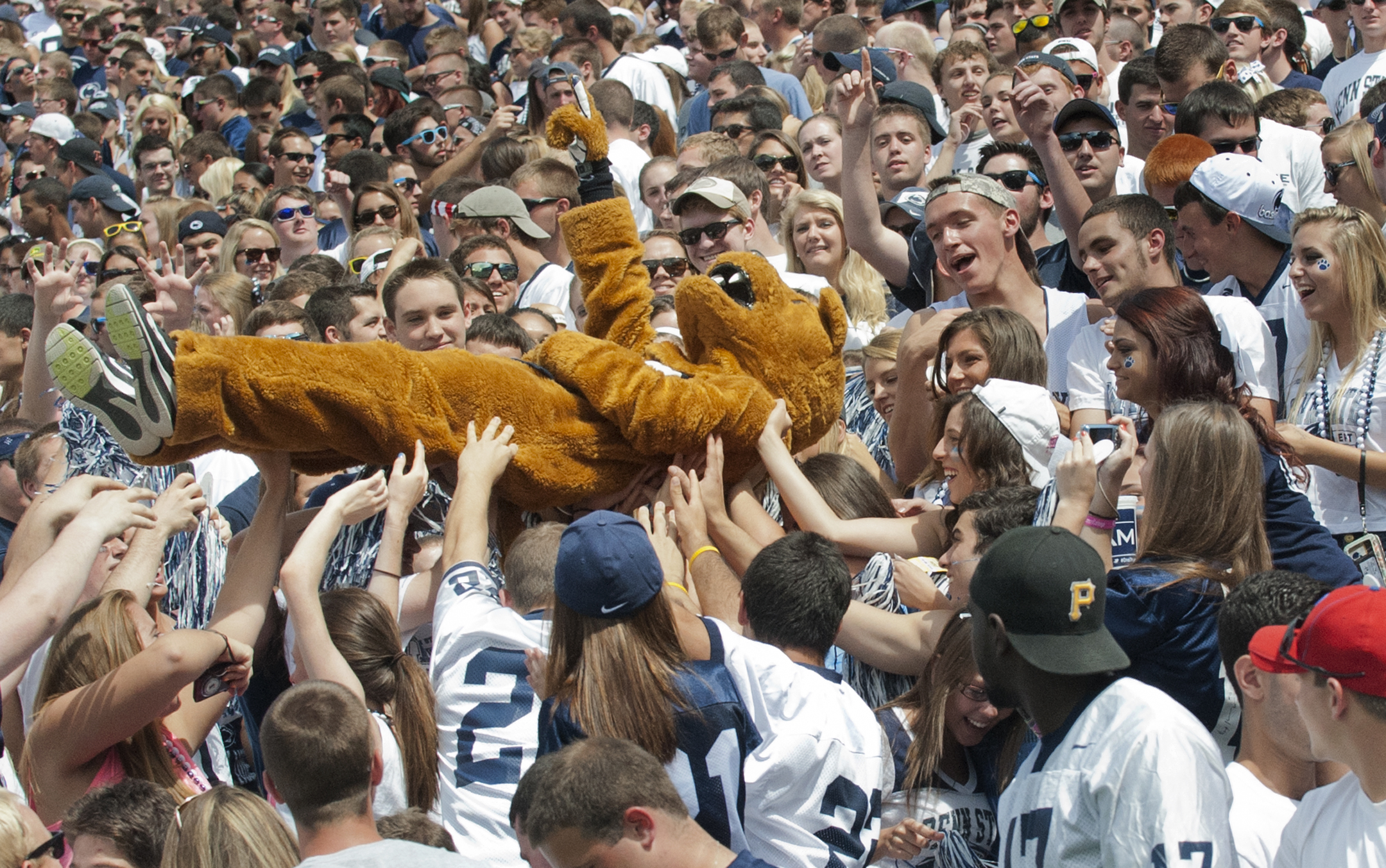 Nittany Lion rides crowd at Beaver stad